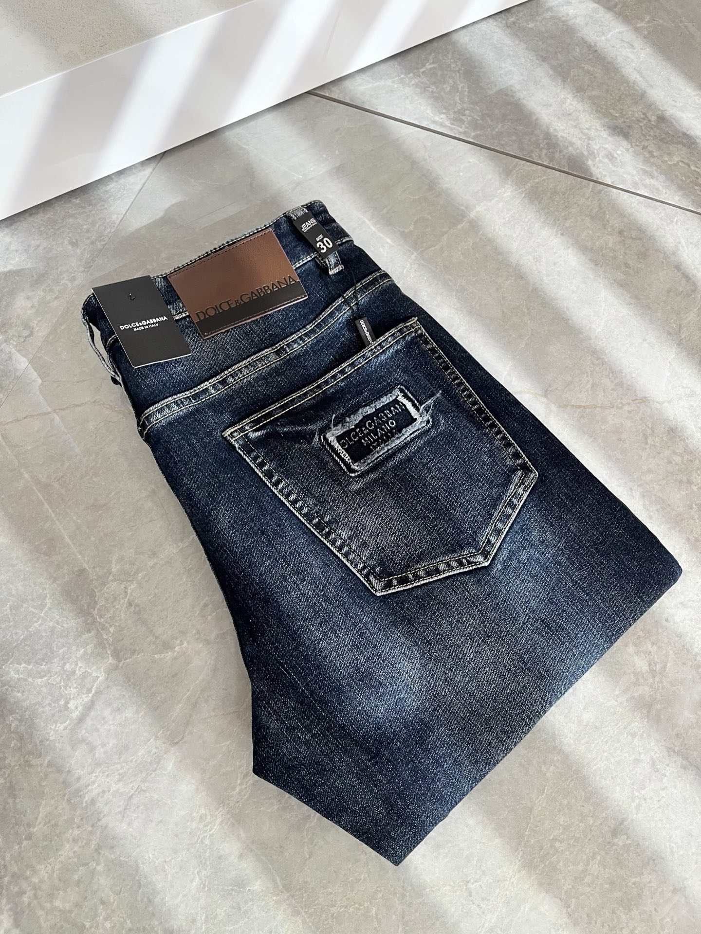 NO:486762,Dolce & Dolce*na is a new spring and summer jeans. It is naturally not easy to deform and decolorize with water washing. The three-dimensional tailoring is perfectly shaped. The fabric is comfortable, soft and casually matched. Comfort means its interpretation of fashion and leisure. DG's consistent style reflects the brand's pursuit of quality, with a bit of hedonist flavor, pays great attention to details, likes everything that is not formulaic, pursues freedom. The style of Dolce & GABB*NA is very unique. At the beginning of the business, it insists on making plates and designing logo logo designs!  For the fashion industry that paid attention to the show at that time, it was quite unique. Size 29-40, Dolce & Gabbana, Dolce & Gabbana, jeans, alexander wang19860909Dolce & 杜嘉*纳 春夏新品牛仔裤,水洗处理自然不易变形脱色、立体剪裁完美塑形面料质舒适柔软随意搭配、舒适代表它对时尚休闲的诠释是DG一贯作风细节处体现这个品牌对品质的追求,带点享乐主义者的味道,非常注重细节,喜欢一切非公式化的东西,追求自由杜嘉班纳 (DOLCE&GABB*NA) 的作风非常独特,创业之初坚持自己制版、设计标识logo腰牌设计！对于当时讲究排场的时装界,是相当独树一格的.尺码29-40,,Dolce&Gabbana,Dolce&Gabbana,jeans,alexander wang,Men's clothing