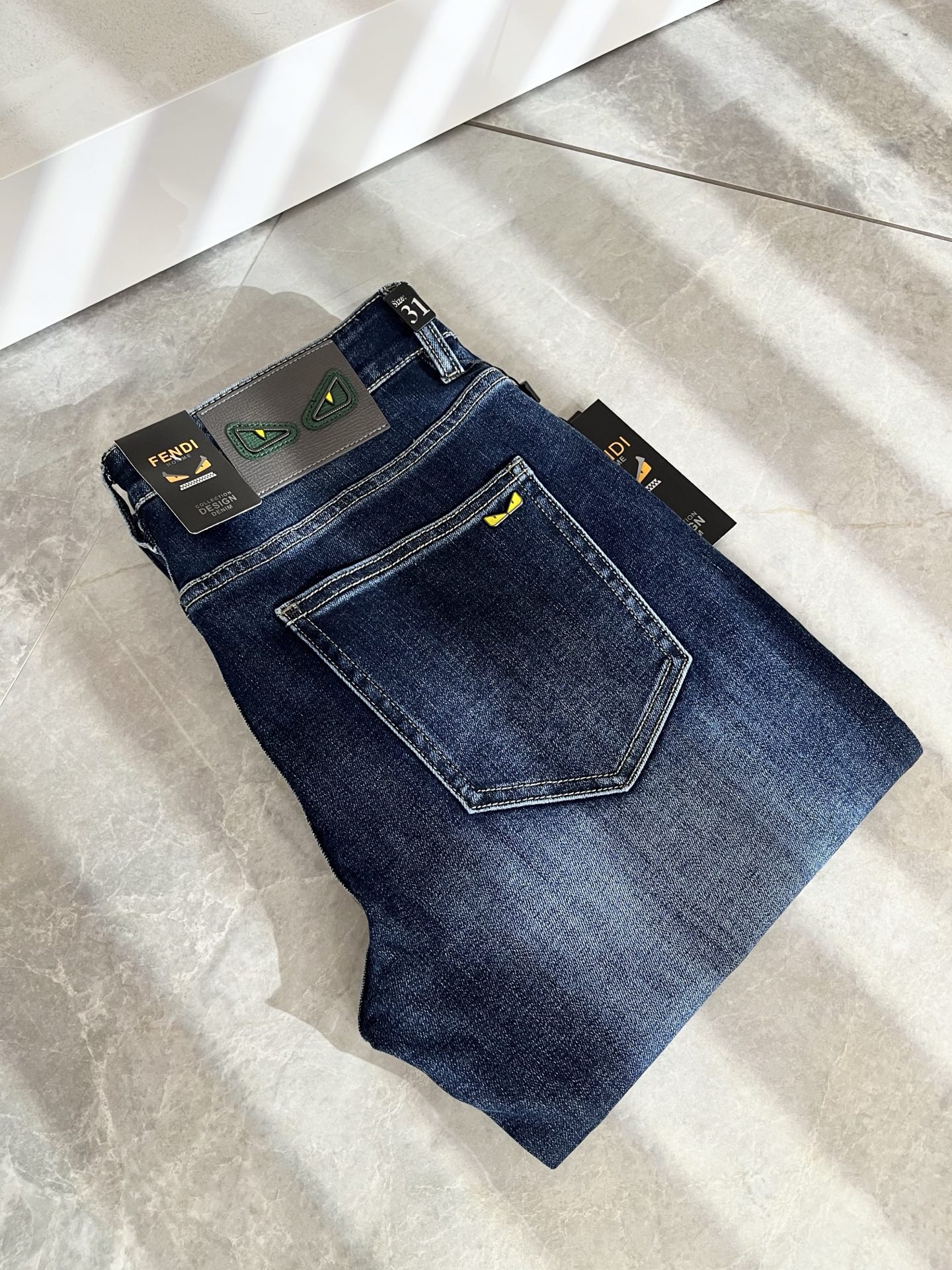 NO:486771,FEN*I FEN*Di Spring and Summer New FD Home Casual Jeans!  Original Italian orders, popular FD family items, high-quality products with full representation and full of specifications, high-quality products that all FD fans are worth buying!  Pure Yidian channel orders, high-end and popular products from the FD family, very popular items at the moment, FD's iconic hardware and leather logo waist brand design!  !  Trendy and beautiful, full of trendy atmosphere, extremely high grade and specifications, giving people a strong visual impact, with extremely high recognition, top-grade denim fabric, created, soft, delicate and comfortable, and the quality is quite high-end and classy!  Perfectly interprets the charm of the brand and leaves a deep impression. It is more fashionable and charming, simple, generous and fashionable, and has no pressure on the outfit!  Size 29-40, fendi,dior,jeans,alexander wang19860909FEN*I 芬*迪春夏新款FD家休闲牛仔裤！意大利原厂订单,FD家族人气单品,代表性十足,规格感十足的精品,所有FD粉丝都值得抢购的精品！纯正意代渠道订单,FD家族的高奢人气爆款产物,当下十分火爆的单品,FD标志性五金皮革logo腰牌设计！！新潮又好看,潮流气息感十足,档次规格感极高,给人的视觉冲击感相当强烈,有着极高的辨识度,顶级丹宁面料,打造,触感柔软细腻舒适,品相相当高级有档次！完美诠释品牌魅力,给人留下深刻印象.更具时尚与韵味,简约大方时尚,对于穿搭更是毫无压力！尺码29-40,,fendi,dior,jeans,alexander wang,Men's clothing