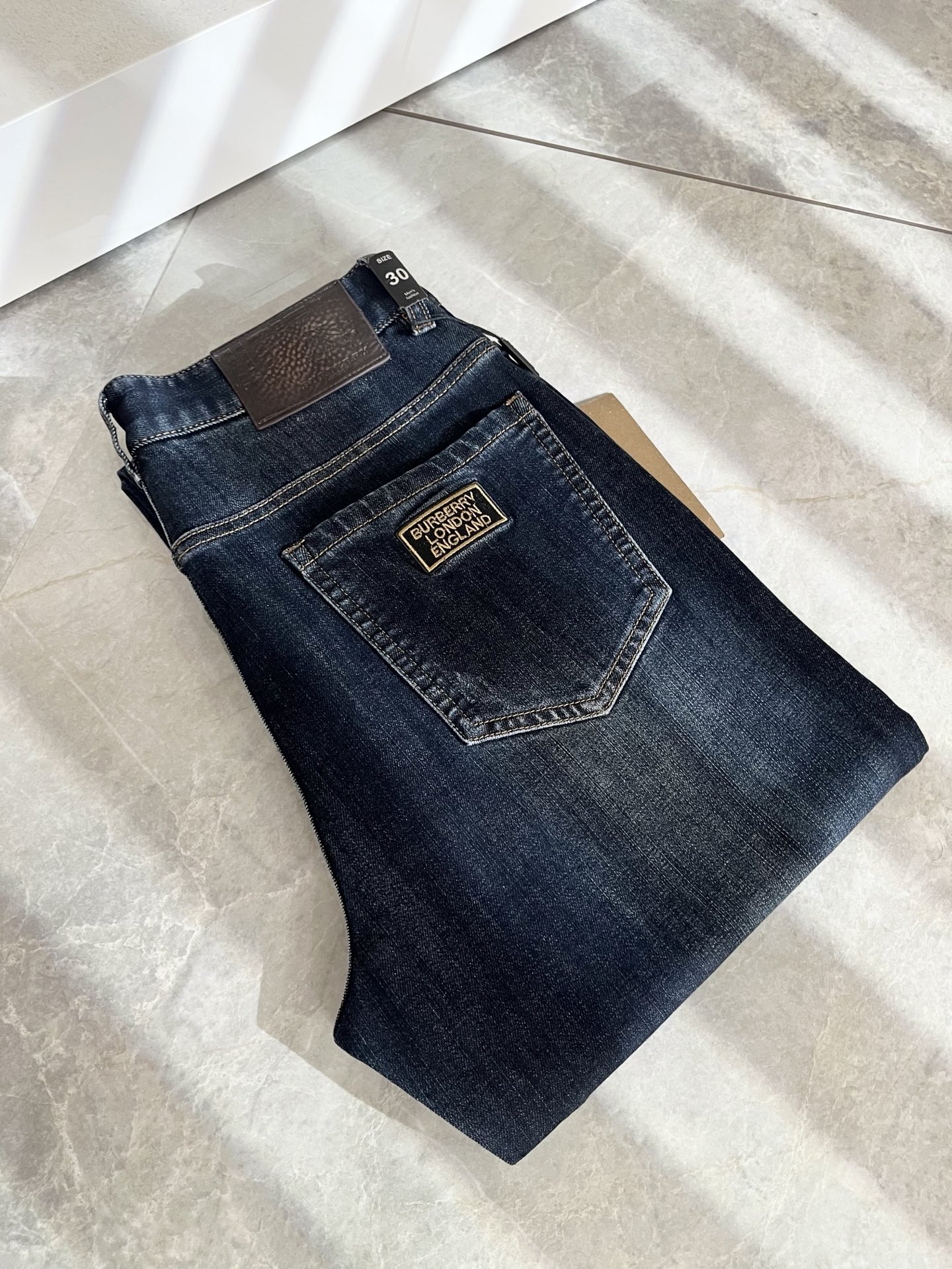 NO:486788,BURBER*Y Ba*li Spring and Summer New high-end casual and versatile jeans for men!  For BUR fans, such a grand classic design is enough to plant grass at a glance. It is the most handsome series among all BUR jeans this year. I only need to take a look and know that this will definitely be a hit product that has caused a sensation, and it is popular on the Internet. The classic slim three-dimensional tailoring style is equipped with the latest logo pattern waist brand craft design!  Very representative waist brand modification!  It simply and easily demonstrates the charm of the brand, and naturally presents specifications, grades, fashion and trendy effects. It matches the performance to easily create a high-end and high-end effect!  The top imported Japanese washing cowboy is made of cotton, and it is comfortable and breathable, and has a natural drape, which is suitable for all year round outfits!  !  This jeans are made of three-dimensional cut and straight-fitting style. The magic and practical wearability of the single match are understandable. Whether you are wearing daily clothes or appearing on the high street, it is the best choice. It is super charming!  It also demonstrates the authentic BUR original flavor, and it also perfectly shows its specifications and rank!  Obviously, this is a big and powerful product that you must collect. Whether you are a fan of BUR or not, you must collect this product and highly recommend it!  Size 29-40, Burberry, jeans, alexander wang19860909BURBER*Y巴*莉 春夏 新品男士高端休闲百搭牛仔裤！对于BUR粉丝来说,这样大气的经典设计足矣一眼种草,是今年BUR所有牛仔裤当中最帅的一个系列,我只需要看一眼就知道,这绝对会是一个引起轰动的爆款,而且全网风靡,经典的修身立体剪裁版型打造,配置了最新的logo图案腰牌工艺设计！极具代表性腰牌修饰！简单轻松的彰显出品牌魅力所在,自然而然的呈现规格,档次,时髦以及新潮效果,搭配性能满分,轻松穿出高级感与高端效果！顶级的进口日本洗水牛仔棉质打造,并舒适透气感满分,且垂感自然,适合一年四季的穿搭所需！！此款牛仔裤采用了立体裁剪小直筒版型打造,其单配魔力与实穿性是无可厚非的,不管你是日常穿搭还是高街出镜都是不二之选,超具魅力！更是彰显了地地道道的的BUR原味,同时也是完美的展现了其规格和段位所在！很显然,这是一款绝对要收的重磅好货,不管你是不是BUR的粉丝,此款你都必须要收,极力推荐的好货！尺码29-40,,burberry,jeans,alexander wang,Men's clothing