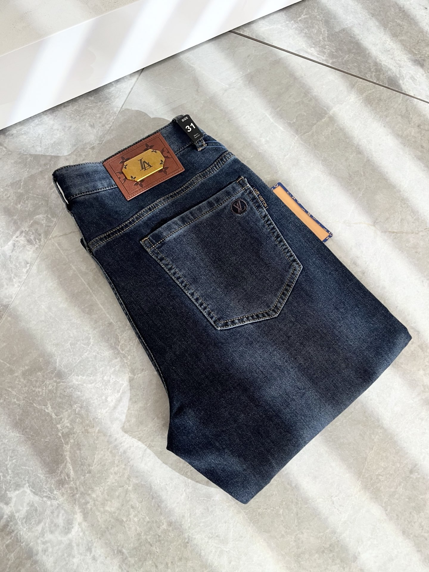 NO:486779,Louis Vuitto*Louis*Deng Spring and Summer New Men's Classic Washed Small Straight Jeans. Excellent upper body performance, a versatile choice, and a great value-for-money sharing!  !  As a classic combination of simple elements for boys, the classic jeans series of Louis meets the Louis classic jeans series, this has always been a legendary item in the industry and a lasting item. Many men with senior economic strength are guests of the Louis family. Countless bigwigs have performed this sentence. This is even circulated in the fashion circle. It is made of top denim jeans. After high-end washing process, it is of great grade and luxury. Nameplate waist brand hardware logo auxiliary material design!  The fabric is excellent and comfortable on the upper body, giving people a full of trendy and fashionable atmosphere, interpreting luxury and trend to the extreme. The classic, exquisite and precise straight-tube cutting design, and the thickness can be even better across all seasons!  Size 30 -40, louis vuitton,louis vuitton,alexander wang19860909Louis Vuitto*路易*登春夏新款男士经典水洗小直筒牛仔长裤.绝佳的上身性能,百搭之选,超值性价比分享！！作为男生简约元素经典搭配,路遇路易经典仔裤系列,这个一直是业内的传奇单品,也是经久不衰的单品,很多具有资深经济实力的男人都是路易家族的座上客,无数的大佬都曾演绎过,时尚圈更是流传这么一句话,顶级丹宁牛仔面料打造而成,经高端水洗工艺处理后,极具档次与奢华感.铭牌腰牌五金logo辅料设计！面料极好上身舒适,给人满满的潮流时髦气息,将奢华与潮流感演绎到了极致,经典精湛精准的直筒版型裁剪设计,厚度更是能横跨四季必入好款！ 尺码30 -40,,louis vuitton,louis vuitton,alexander wang,Men's clothing