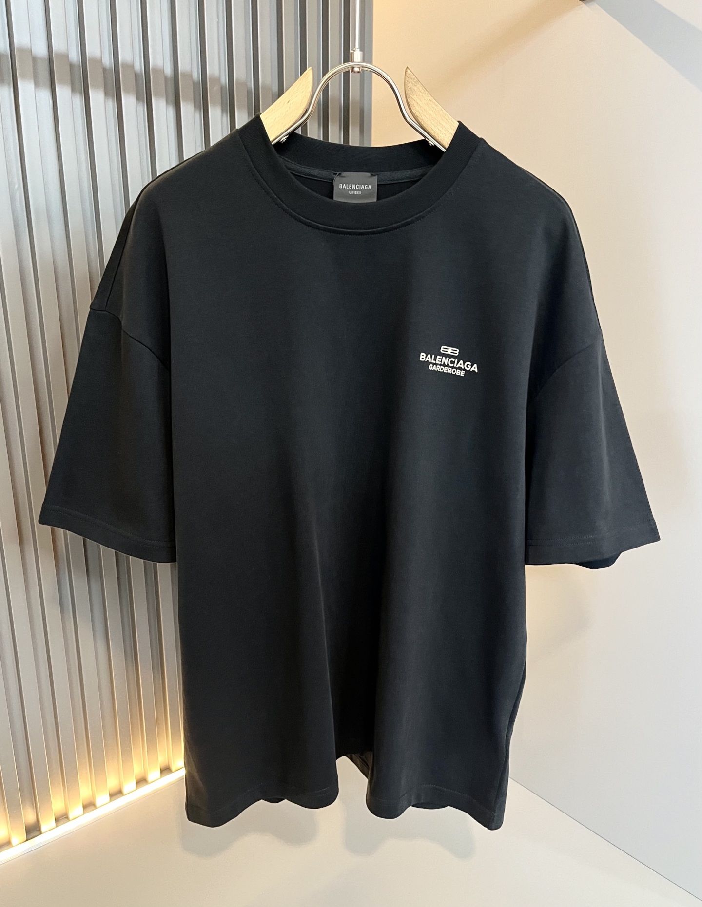 NO:487762,BALENCI*GA Paris* Home 2025 Spring and Summer New Men and Women's Same Casual Set, Showcase Pattern Print Fashionable Casual Short-Sleeved T-Shirt!  Design logo glue pressing design!  The most designed and selected customer-supplied 280g pure cotton fabric, which feels soft and skin-friendly, is comfortable and breathable, and you can’t picky about the real thing!  Loose, small, shoulder-dead round neck cut, genderless couple mixed styles, opening up a new fashion charm!  Differentiate the market version of the high-end custom series!  Size M-2XL, balenciaga, T-shirt,tees, t-shirt,alexander wang19860909BALENCI*GA巴黎*家 2025春夏新款男女同款休闲套装,走秀图案印花时尚休闲短袖T恤衫！设计logo压胶设计！极具设计精选客供280g纯棉面料,手感柔软亲肤,着身舒适透气性都无法挑剔,实物绝对会让你爱不释手！宽松小落肩的圆领版型裁剪,无性别主义的情侣混穿款式,打开全新的时装新韵味！区别市场版本高定系列！尺码M-2XL,,balenciaga,T-shirt,tees，t-shirt,alexander wang,Men's clothing