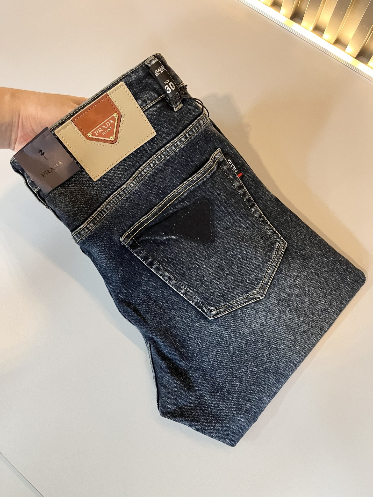 NO:487719,PRA*DA Prada 2025 Spring and Summer New Products are on sale!  Denim is high-end, versatile and pragmatic, and not sensational!  Limited editions in Hong Kong, Macao and Taiwan!  !  Three-dimensional cut cotton material!  The Taiwan foreign trade company undertakes the exquisite and delicate materials, which seems to be Prada's patented high-quality custom-made original hardware logo design!  Not only in the material, color and style, the life philosophy behind the design just fits the dual mentality of modern people's pursuit of personal practicality and fashion aesthetics, and achieves a perfect balance between function and aesthetics. It is not only the display of fashion trends, but also the ultimate of modern aesthetics. P's vision does not limit the indispensable components of the core value of fashion brands, another alternative to mature styles and sizes 29-40, prada, prada, alexander wang19860909PRA*DA 普拉达 2025春夏新品发售！牛仔高级百搭实用主义不哗众取宠！港澳台地区限定款！！立体裁剪纯棉材质！台湾外贸公司承接、材质精致细腻似乎是普拉达专利品质上乘 定制原版五金logo设计！不仅在材料、颜色与款式工夫,设计背后的生活哲学正巧契合现代人追求切身实用与流行美观的双重心态,在机能与美学之间取得完美平衡,不但是时尚潮流的展现,更是现代美学的极致.P的视野并没有局限时尚品牌核心价值中不可或缺的组成部分、的另一种选择替代风格成熟、尺码29-40,,prada,prada,alexander wang,Men's clothing