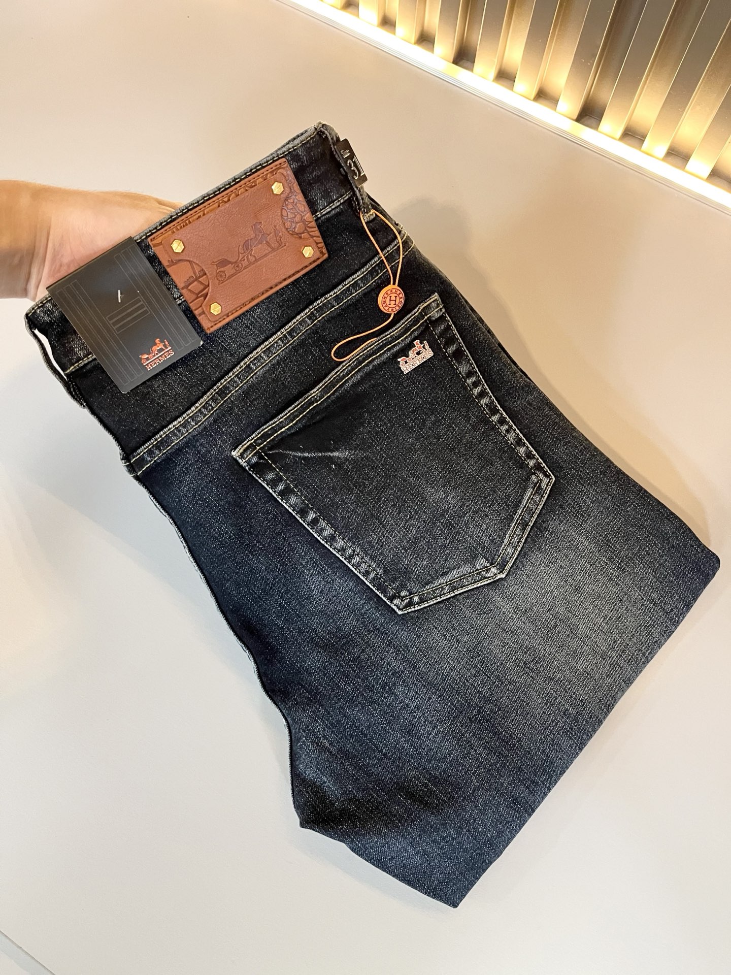 NO:487733,HERM*S AES 2025 Spring and Summer Men's High-end Tanning Washed Small Straight Jeans Overseas Trading Company Channel Order!  Men's slim straight jeans!  Shanghai Henglong store is on sale!  It is high-end, simple, and has exquisite craftsmanship and materials. It is very rigorous and demanding in pursuit of quality. It uses every detail to prove its brand image!  The typical essence of H's home, with a very representative logo design!  The brand image of H's home is perfectly explained, and the signature leather brand is also quite amazing. It has built a brand LOGO, and the fabric has been perfectly transformed and sublimated. It has a heavy environmentally friendly plant enzyme washing process. The texture has a unique retro style and is quite outstanding. It is recognized as a universal and versatile color number and can withstand the test of any season.  Well-tailed, clean, refreshing and neat!  Size 29-40, hermes, jeans, alexander wang19860909HERM*S爱*仕 2025春夏男士高端丹宁水洗小直筒牛仔裤 海外贸易公司渠道订单 ！男士修身直筒牛仔裤！上海恒隆店在售！高级、简约,工艺和用料方面都颇为考究,对于品质的追求非常严谨和苛刻,用每一个细节来力证自身品牌形象！H家的典型精髓,极具代表性标志logo腰牌设计！将H家的品牌形象完美阐释出来,招牌式的皮牌亦颇为惊艳,构建出品牌LOGO,面料得到完美蜕变和升华,重磅环保植物酵素水洗工艺,肌理有着独特的复古风格,相当出彩,公认的万能百搭色号,经得住任何季节的考验配色！剪裁精良,干净清爽且利落！尺码29-40,,hermes,jeans,alexander wang,Men's clothing