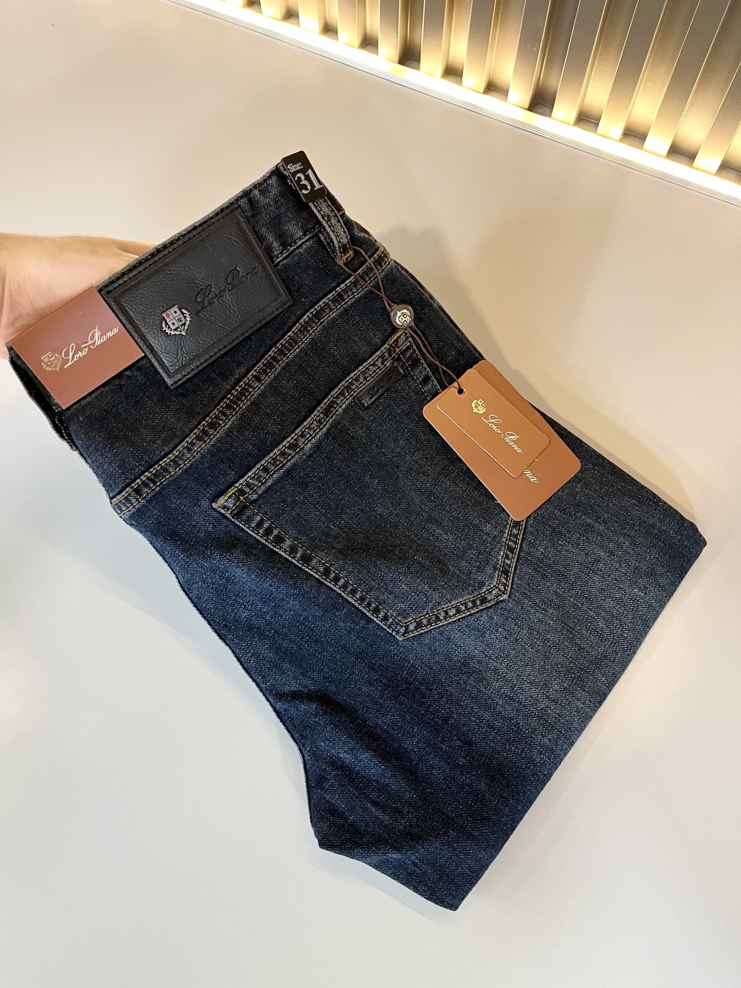 NO:487725,Loro Piana Nouyou Pianya 2025 spring and summer new men's fashion high-end casual pants, Hong Kong foreign business channel products, original Japanese products, pure blood quality, perfectly continues the essence and genes of LP home. From the main fabric to the detailed craftsmanship, all show the ingenuity of quality, use multiple brand elements to interpret, and choose precious cowhide material to build a logo waist brand leather design!  Identity manifestation that belongs to the soul!  Customer-supplied high-end imported pure cotton fabrics, very high-end and fashionable detailed craftsmanship, red ear cloth is completed by a specific antique loom. This element represents the identity and rank of jeans, which is very worthy of careful appreciation!  In terms of matching, it is invincible and explains the versatility in place, with ingenious details and exquisite accessories. The auxiliary materials are all provided by foreign merchants. They are tailored and slim, and the upper body is lifted with an excellent effect. They are a styling item that is hard to come by!  Size 29-40, loro piana, loro piana, jeans, cowhide, alexander wang19860909Loro Piana诺悠翩雅 2025春夏新品男士时装款高端休闲裤,香港洋行渠道货,日本原厂出品,纯血统品质,完美延续了LP家的精髓与基因,从主体面料到细节工艺,无不彰显出品质的匠心所在,运用多个品牌元素标识来诠释,选取矜贵的牛皮材质构建logo腰牌皮革设计！属于灵魂式的身份彰显！客供高级进口的纯棉面料,非常高级且时髦的细节工艺,赤耳布是由特定古董织布机完成,此元素代表着牛仔裤的身份及段位,非常值得细品悦人！在搭配上所向无敌,把百搭阐释到位,细节匠心考究,辅料皆为外商客供,剪裁合体修身,上身提臀效果绝佳,可遇而不可求的造型单品！尺码29-40,,loro piana,loro piana,jeans,cowhide,alexander wang,Men's clothing