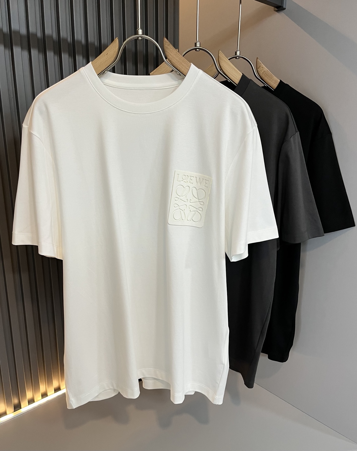 NO:495355,LOE*WE Luo*We Spring and summer new short-sleeved T-shirt for men and women, original Italian order channel, very personalized and high-end style, logo pattern glue pressing technology design!  Couple pure cotton short-sleeved T-shirt!  !  The latest fashion trends and popular products are here, and it is another simple and high-end fashion item. It is a fashion product with very high-end outfit charm. It is a must-have item for fashion trends!  Original Italian manufacturer channels, special-level orders, and released at the same time as Hong Kong, Macao and Taiwan buyers. This model is also the latest popular product of Luo Yiweijia this year and the most classic product. Its specifications and grades are beyond doubt!  !  The choice is very diverse, and it can be said that this model naturally has a fresh and natural feeling, showing the brand charm and high-end feeling. The texture of this model is very good, and the heavy weight and brilliant skin-friendliness that can be seen with hands are even better, and it is a complete enjoyment of wearing!  !  Size: M-4XL, loewe, loewe, T-shirt,tees, t-shirt,alexander wang19860909LOE*WE罗*威 春夏新款男女同款短袖T恤,意大利原厂订单渠道,极具个性高级风,标志logo图案压胶工艺设计！情侣款纯棉短袖T恤！！最新时尚潮流人气产物驾到,又是一款简约高级的时尚单品,穿搭魅力十分高级不俗的时尚产物 ,时尚潮流必备单品！意大利原厂渠道,特供级别订单,同步港澳台买手店发布,此款也是罗意威家今年的最新人气产物,也是最经典的产物,其规格跟档次更是毋庸置疑！！ 选择极具多样化,言而喻此款自然具备那种清新自然的感觉,彰显品牌魅力与高级感,此款的质感十分的到位,用手可以感知的重磅跟出彩亲肤程度更是上佳,十足的穿着享受！！尺码: M-4XL,,loewe,loewe,T-shirt,tees，t-shirt,alexander wang,Men's clothing