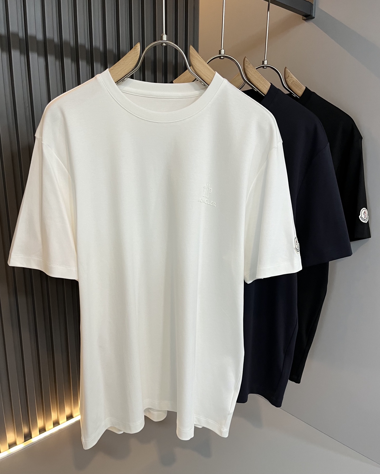 NO:495331,Moncler Mengjia Spring and summer latest men and women's trade order short-sleeved T-shirt, full quality!  !  Internet celebrity style!  Use logo pattern to press glue design!  The upper body is comfortable and breathable, not stiff, and the overall three-dimensional feeling is rich. Quality export orders, customized exclusive pure cotton fabric tailoring to meet the simple needs of commuters for dressing. The upper body is very effective, slim and not picky about the figure. The fabric workmanship... Improper, only good craftsmanship can make you feel good and tasteful. A must-have item for everyone!  Size M-4XL, T-shirt,tees,t-shirt,alexander wang19860909Moncler蒙家 春夏最新男女同款贸易订单短袖T恤,全品相！！网红款！采用logo图案压胶设计！上身舒适透气,不僵硬,整体有着丰富的立体感,品质出口订单,定制专属纯棉面料剪裁,满足通勤人们对于着装的简约需求,上身效果很好,显瘦,不挑剔身材.面料做工....无可挑剔,好工艺好面料才能穿出好品味一款,人手必备单品！尺码M-4XL,,T-shirt,tees，t-shirt,alexander wang,Men's clothing