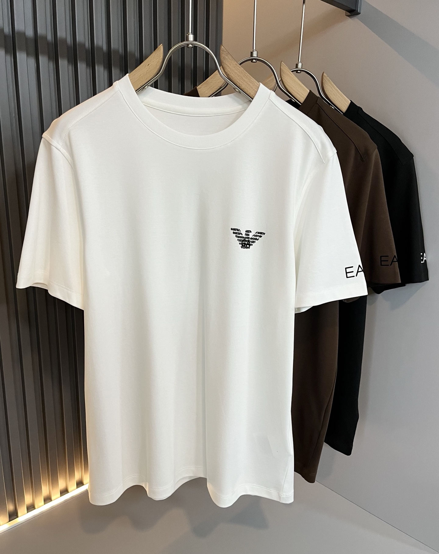 NO:487705,Arman A*ni's new spring and summer spring and summer men's casual short-sleeved T-shirt, original single OEM order, chest logo pattern glue-pressing design!  The simple design is exquisite and elegant, amazing!  Customized original exclusive pure cotton fabric, soft and delicate feel, and the upper body is super comfortable. It is still refreshing and comfortable to wear even in summer, and the ultimate enjoyment!  Inheriting the classic styles of the past, the upper body effect comes naturally, and simple outfits do not require too many accessories. It can easily create a fashionable feeling, and the return rate will also increase. Get it at a speed!  Size M-4XL, Armani, T-shirt,tees, t-shirt,alexander wang19860909Arman阿*尼2025春夏新款男士休闲短袖T恤,原单代工厂订单,胸前logo图案压胶设计！简洁的设计精致优雅,令人叹服！定制原版专属纯棉面料,手感柔软细腻,上身超级舒适,即使夏天穿着依然清爽自在,极致的穿着享受！继承着以往的经典版型,上身效果自然而来的出彩,简单穿搭无需过多的饰物,轻松搭出时尚感,回头率也会随之提升.速度入手吧！尺码M-4XL,,armani,T-shirt,tees，t-shirt,alexander wang,Men's clothing