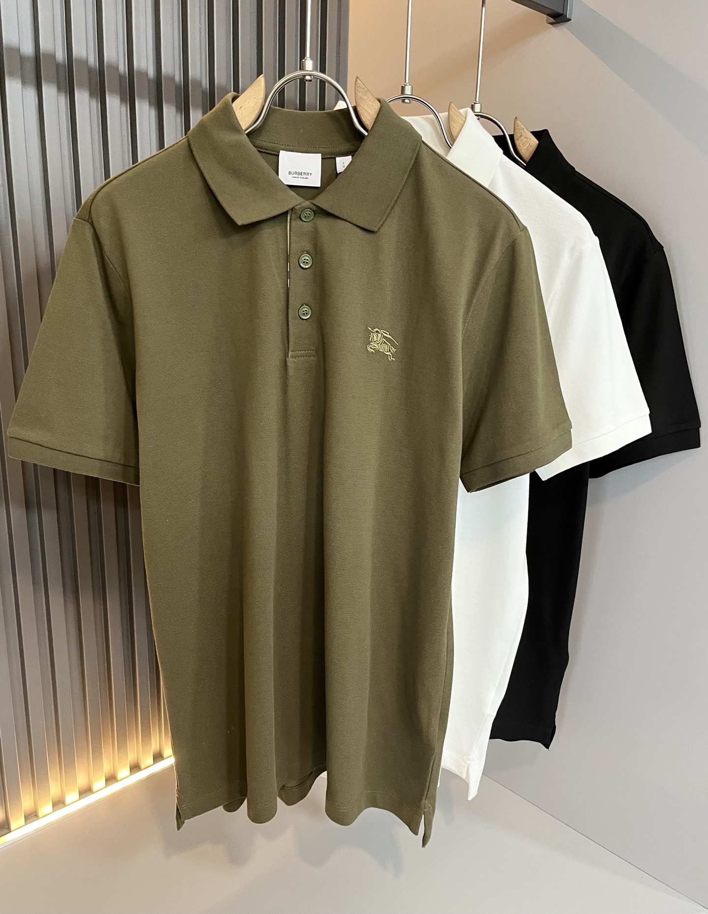 NO:490092,Bur*erry 2025 spring and summer new men's short-sleeved Polo shirt, the latest brand design element!  Neither monotonous nor complicated, it shows taste just right!  Customer-supplied top-quality custom bead flooring fabrics!  Comfortable, sweat-absorbing and breathable, the unique high-end fabric presents a simple and elegant temperament!  Embroidery design on chest logo pattern!  Full three-dimensional! Standard cutting design!  Every detail is a synchronized with high-end fashion. Size: M-2XL, burberry, T-shirt, alexander wang19860909Bur*erry 巴*莉 2025春夏新款男士短袖Polo衫,品牌最新设计元素！既不单调也不复杂,恰到好处的展现品味！客供顶级定制珠地棉面料！舒适吸汗透气根本不在话下,面料独具的高奢感呈现简约优雅气质！胸前logo图案刺绣设计！饱满立体!标准裁剪设计！每一处细节都是与高端时尚同步的体现.尺码:M-2XL,,burberry,T-shirt,alexander wang,Men's clothing