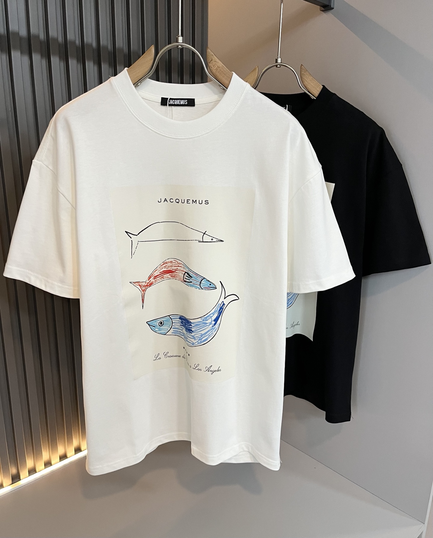 NO:490069,JACQUEMUS 2025 Spring and Summer New Men and Women Couples Casual Loose Cotton Round Neck Short Sleeve T-shirt!  Trading companies have sparse channels and are released on the official website at the same time!  The latest series of spring and summer 2025, classic fashion design elements, injecting full vitality into the new series. This T-shirt is carefully selected for customers to use imported cotton fabrics. The fabric feels skin-friendly and soft and delicate, and the body logo is glued!  It has an extremely comfortable and breathable wearing experience. The whole item is very eye-catching and fashionable, and is deeply loved by young people today!  The loose round neck cut is a neutral style regardless of age and gender, suitable for matching all the styles and looks you need in your daily life!  It is recommended to wear couple outfits to go out on the street to make it more pleasing to the eye!  Size M-3XL, T-shirt,tees,t-shirt,alexander wang19860909JACQUEMUS 2025春夏新款男女同情侣款休闲宽松棉质圆领短袖T恤衫！贸易公司渠道稀出,同步官网发售 ！ 2025春夏最新系列,经典时尚设计元素,为全新系列注入满满活力,这款T恤衫用心甄选客供进口棉面料制成,面料手感亲肤柔软细腻,衣身logo压胶设计！拥有着无比舒适透气性的穿着体验,整件单品极具吸睛度与时尚感,深受当下年轻人的喜爱！基础宽松的圆领版型裁剪,不分年龄与性别的中性款式,适合搭配你日常所需的所有风格与造型！建议搭配情侣装出街会更为养眼出色！尺码M-3XL,,T-shirt,tees，t-shirt,alexander wang,Men's clothing