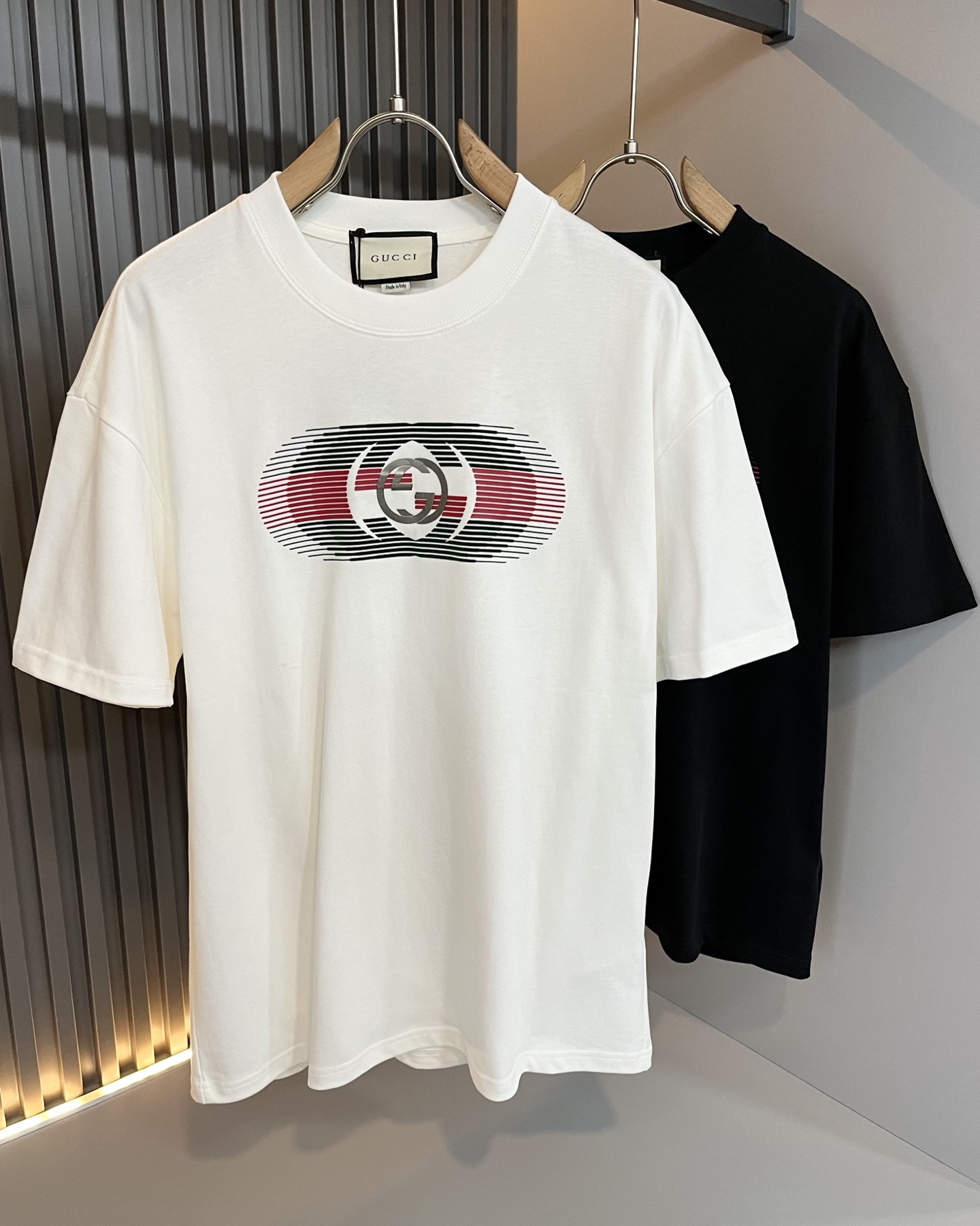 NO:490075,Gucc* Gujia 2025 spring and summer new style for men and women couples casual loose cotton round neck short-sleeved T-shirt!  Trading companies have sparse channels and are released on the official website at the same time!  The latest series of spring and summer 2025, classic fashion design elements, injecting full vitality into the new series. This T-shirt is carefully selected for customers to use imported cotton fabrics. The fabric feels skin-friendly and soft and delicate, and the body logo is glued!  It has an extremely comfortable and breathable wearing experience. The whole item is very eye-catching and fashionable, and is deeply loved by young people today!  The loose round neck cut is a neutral style regardless of age and gender, suitable for matching all the styles and looks you need in your daily life!  It is recommended to wear couple outfits to go out on the street to make it more pleasing to the eye!  Size M-3XL, gucci, gucci, T-shirt, tees, t-shirt, alexander wang19860909Gucc*古家 2025春夏新款男女同情侣款休闲宽松棉质圆领短袖T恤衫！贸易公司渠道稀出,同步官网发售 ！ 2025春夏最新系列,经典时尚设计元素,为全新系列注入满满活力,这款T恤衫用心甄选客供进口棉面料制成,面料手感亲肤柔软细腻,衣身logo压胶设计！拥有着无比舒适透气性的穿着体验,整件单品极具吸睛度与时尚感,深受当下年轻人的喜爱！基础宽松的圆领版型裁剪,不分年龄与性别的中性款式,适合搭配你日常所需的所有风格与造型！建议搭配情侣装出街会更为养眼出色！尺码M-3XL,,gucci,gucci,T-shirt,tees，t-shirt,alexander wang,Men's clothing