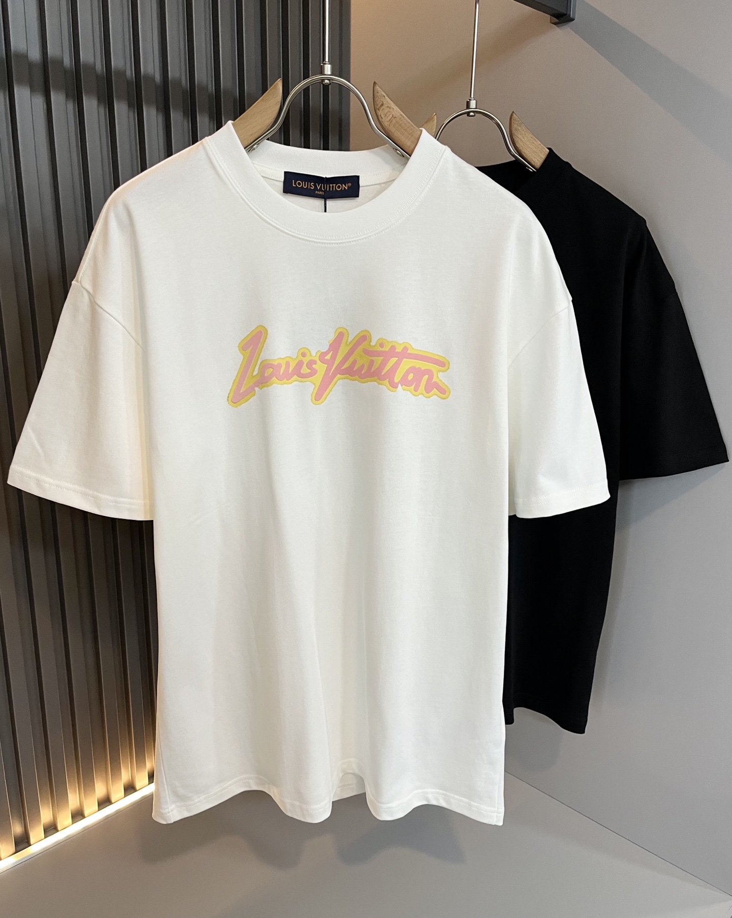 NO:495302,LouisVuitt*Louis*Deng The new spring and summer series of items are launched, a very fashionable and avant-garde short-sleeved T-shirt for men and women, with logo logo pattern glue-touching!  Different from the past, it declares the design concept that has been passed down for many years in the brand!  Its eye-catchingness is no less than any classic style, perfectly presenting the fashionable, high-end and luxurious feeling in front of the world!  Made of imported cotton materials, selected high-quality pure cotton fabrics, soft and soft to the touch, the real thing is definitely beyond your imagination, close to the body and breathable, even if you sweat profusely, you will not feel greasy or stuffy, and will bring sweating and moisture absorption to the extreme!  Size M-3XL, louis vuitton,louis vuitton,t-shirt,tees,t-shirt,alexander wang19860909LouisVuitt*路易*登 春夏全新系列单品上线,非常时髦前卫的一款男女同款短袖T恤,标识logo图案压胶修饰！区别于以往的不同,宣示品牌传承多年的设计理念！其吸睛度完全不亚于任何经典款式,将时髦高级感与奢华感完美呈现在世人眼前！客供进口全棉材质制成,精选优质纯棉面料,触感软糯亲肤细腻,实物到手绝对超乎你的想象,贴身无比舒适透气,即便是汗流浃背也不会有腻身及闷热感可言,将排汗吸湿性发挥到了极致！尺码M-3XL,,louis vuitton,louis vuitton,T-shirt,tees，t-shirt,alexander wang,Men's clothing