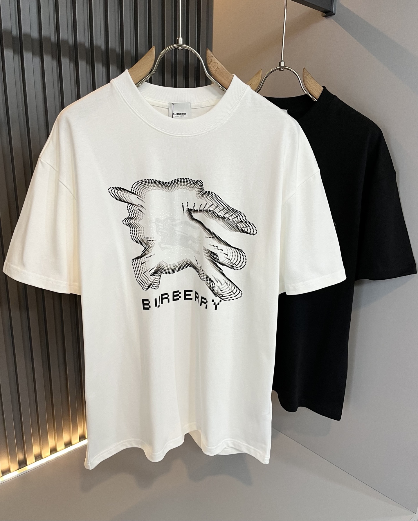 NO:497438,BURBER*Y Ba*li's new spring and summer 2025 short-sleeved T-shirt for men and women, is coming, and is made of a popular environmentally friendly pure cotton fabric recently. It is a high-end outdoor sports and leisure series, which is very popular in sports!  BUR's latest special material, logo pattern printing design!  Fabric is also called memory cloth, which refers to fabrics with morphological memory functions. It instantly kills all versions on the market. It can only be said that it is not a level of existence at all. Whether it is material, detail restoration and craftsmanship, you are not afraid of any challenges. Just to contribute wonderful products to everyone. As always, it is consistent. A style that implements the core concept of BUR will be closely tied to fashion, always maintaining perfection, a simple but not simple design style perfectly meets the outfit you need in daily life. Size: M-3XL, burberry, T-shirt, tees, t-shirt, alexander wang19860909BURBER*Y巴*莉2025春夏新品男女同款短袖T恤,重磅来袭,最近比较火热的环保纯棉面料制作而成,高端户外运动休闲系列,非常火热运动风潮！BUR最新研发的特殊材质,标志logo图案印花设计！面料也叫记忆布,是指具有形态记忆功能的面料,秒杀市面上一切版本,只能说根本就不是一个级别的存在,不管是材质还是细节还原度以及工艺制作方面,不惧任何挑战,只为给大家奉献绝妙产物一如既往,始终如一,贯彻了BUR核心理念的一个款式将与时尚紧紧的捆绑在一起,时刻保持完美,简约而不简单的的设计风格,完美的满足了你日常所需要的穿搭.尺码:M-3XL,,burberry,T-shirt,tees，t-shirt,alexander wang,Men's clothing