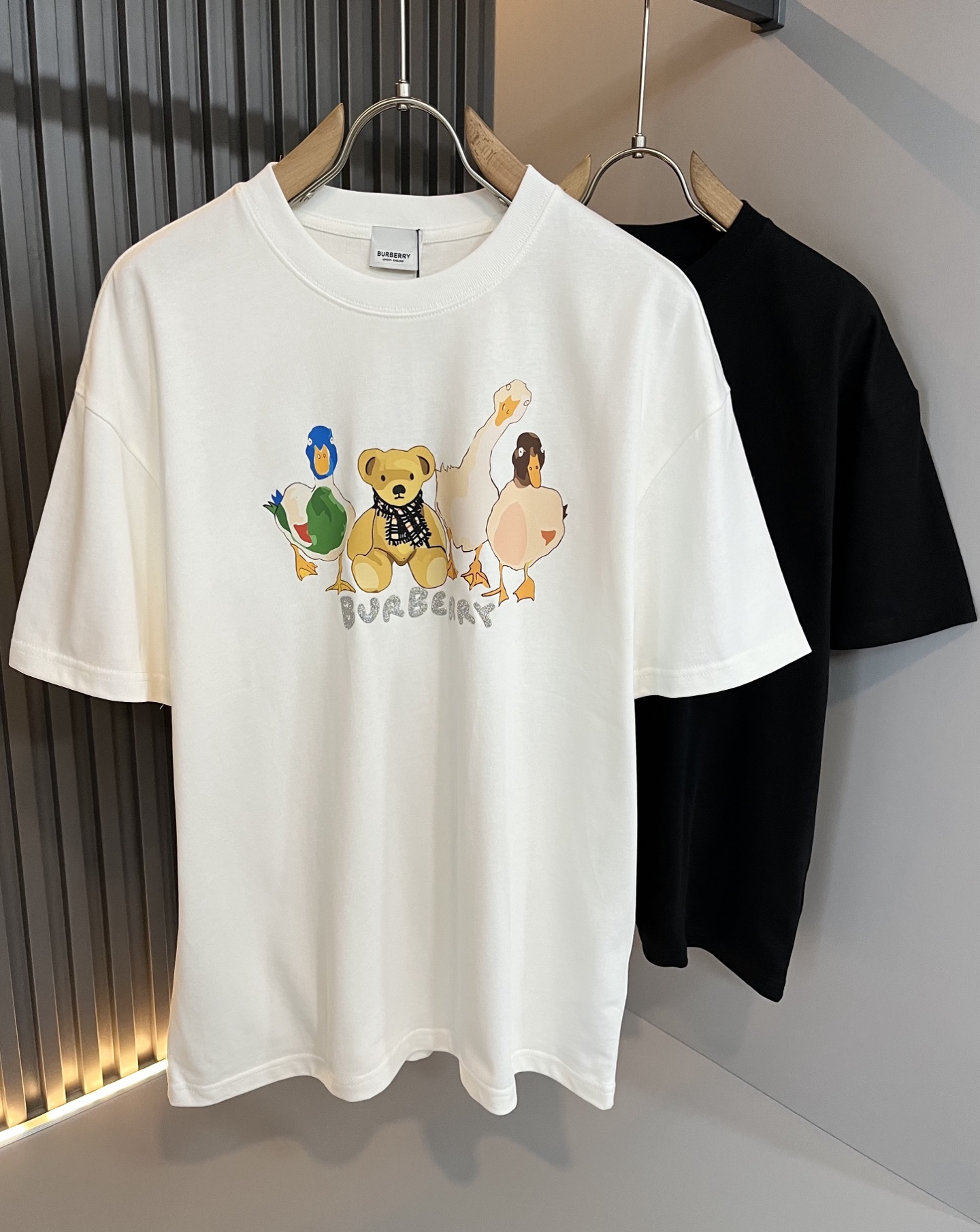 NO:490086,BURBER*Y Ba*li's new spring and summer 2025 short-sleeved T-shirt for men and women, is coming, and is made of a popular environmentally friendly pure cotton fabric recently. It is a high-end outdoor sports and leisure series, which is very popular in sports!  BUR's latest special material, logo logo pattern printing design!  Fabric is also called memory cloth, which refers to fabrics with morphological memory functions. It instantly kills all versions on the market. It can only be said that it is not a level of existence at all. Whether it is material, detail restoration and craftsmanship, you are not afraid of any challenges. Just to contribute wonderful products to everyone. As always, it is consistent. A style that implements the core concept of BUR will be closely tied to fashion, always maintaining perfection, a simple but not simple design style perfectly meets the outfit you need in daily life. Size: M-3XL, burberry, T-shirt, tees, t-shirt, alexander wang19860909BURBER*Y巴*莉2025春夏新品男女同款短袖T恤,重磅来袭,最近比较火热的环保纯棉面料制作而成,高端户外运动休闲系列,非常火热运动风潮！BUR最新研发的特殊材质,标志logo图案印花设计！面料也叫记忆布,是指具有形态记忆功能的面料,秒杀市面上一切版本,只能说根本就不是一个级别的存在,不管是材质还是细节还原度以及工艺制作方面,不惧任何挑战,只为给大家奉献绝妙产物一如既往,始终如一,贯彻了BUR核心理念的一个款式将与时尚紧紧的捆绑在一起,时刻保持完美,简约而不简单的的设计风格,完美的满足了你日常所需要的穿搭.尺码:M-3XL,,burberry,T-shirt,tees，t-shirt,alexander wang,Men's clothing