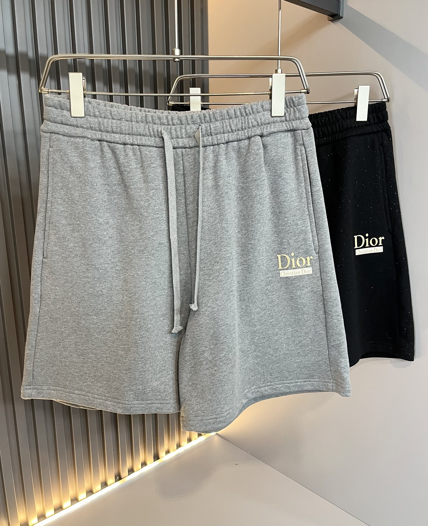 NO:487740,Dio*Di*Ao 2025 spring and summer new styles for men and women, casual sports shorts for men and women, the same style for men and women!  Pants leg logo glue press design!  Fashionable sports and casual shorts!  The fabric is made of imported pure cotton!  Made of exclusive pure cotton fabric, the fabric feels solid, warm, soft and soft, and it is very skin-friendly and comfortable to wear. It is the first choice for shorts in summer!  Manman brand logo products!  Integrate the avant-garde street atmosphere into this item, exuding a sense of vitality and youthful fashion!  Casual short pants cut out, easy to control for both men and women!  Recommended treasures that are hard to come by, don’t miss them if you like them!  Size S-XL, dior, shorts, alexander wang19860909Dio*迪*奥 2025春夏新款男女同款休闲运动短裤,男女同款！裤腿logo压胶设计！时尚运动休闲短裤！面料采用进口纯棉材质！专属纯棉面料制作而成,面料手感瓷实温厚软糯,贴身穿着非常的亲肤舒适,夏天里的短裤首选！满满品牌标志产品！将前卫的街头气息融入进这款单品之中,散发着满满的活力与青春时尚感！休闲的短款裤装版型裁剪,无论男女皆可轻松驾驭！可遇不可求的宝藏好物推荐,喜欢的千万不要错过！尺码S-XL,,dior,shorts,alexander wang,Men's clothing