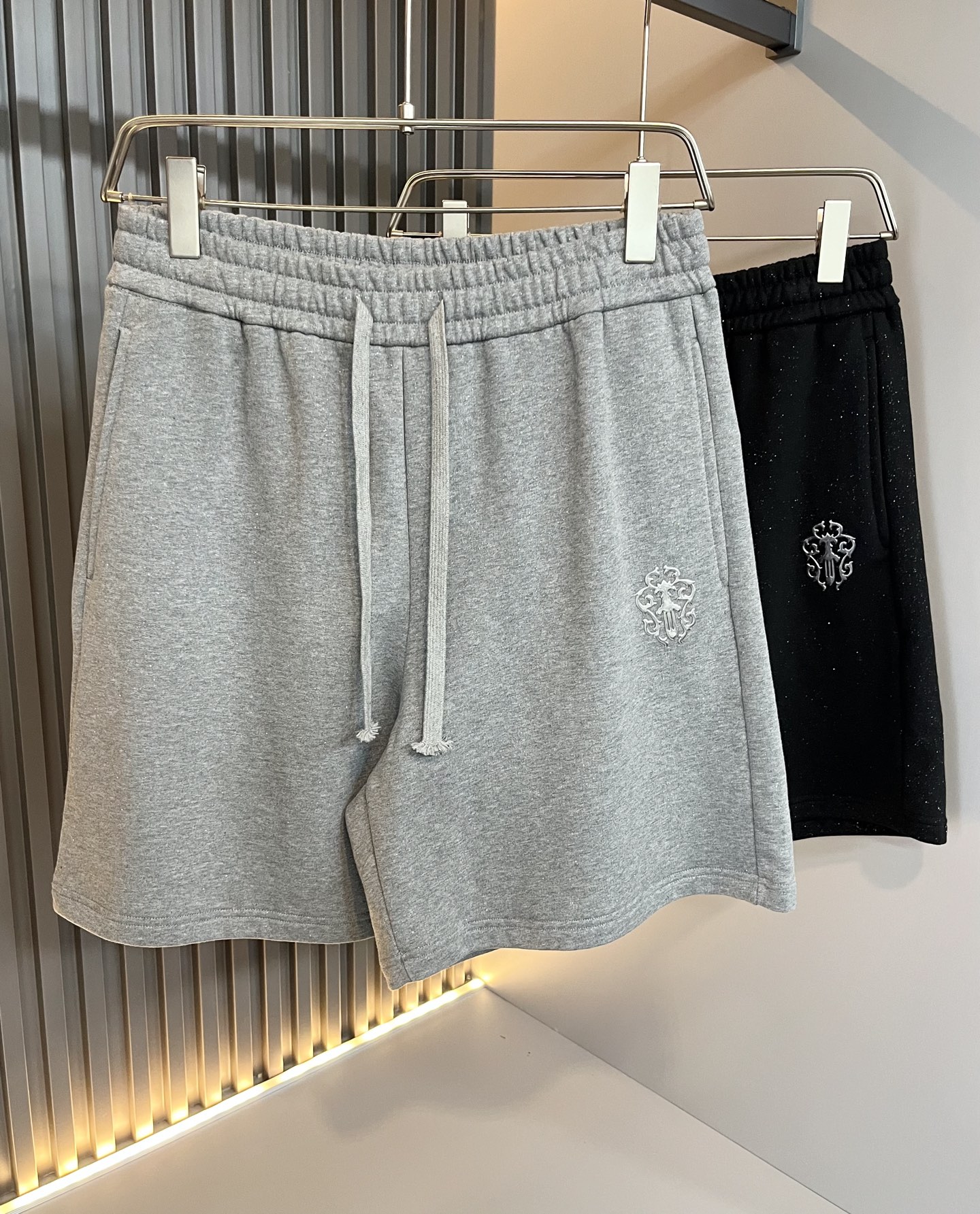 NO:487747,Chrome hear*s Ke*xin 2025 spring and summer new casual shorts!  The same style of men and women is a casual pants that you recognize from the bottom of your heart, and it makes you more rare after time. The trendy high street king is the trendy brand Chrome hear*s Ke*xin. To be honest, wearing Croxin is very fashionable, that is, it is fashionable, and there is nothing to say on the street. Customized original washing water pure cotton material, the fabric feels great. This kind of comfort feel is really not picky on the body, the upper body is really not picky, the casual and chic taste is particularly strong, which enhances the sense of fashion and appearance. And such pants are particularly easy to match with various types of shoes. The recognition is where it is, the design pants leg logo pressing design!  Strong, not easy to wear, and the details are very well-established. Size S-XL, chrome hearts, chrome hearts, shorts, alexander wang19860909Chrome hear*s克*心 2025春夏新款休闲短裤！男女同款一款让你从心底认可的休闲裤,并且经过时间的推移而让你更加珍稀,潮流的高街之王,那就是潮牌chrome hear*s克*心,穿克罗心的实话讲很潮了,那就是潮爆了,潮爆街头没话说.定制原版洗水纯棉材质制成,面料手感一绝,这种舒适感穿在身上,上身真心不挑人,休闲潇洒的味道特别足,提升时尚感和颜值,并且这样的裤型特别好搭配各种类型的鞋子.辨识度就在哪里,设计裤腿logo压胶设计！韧性足,不易磨损,细节工艺非常到位.尺码S-XL,,chrome hearts,chrome hearts,shorts,alexander wang,Men's clothing