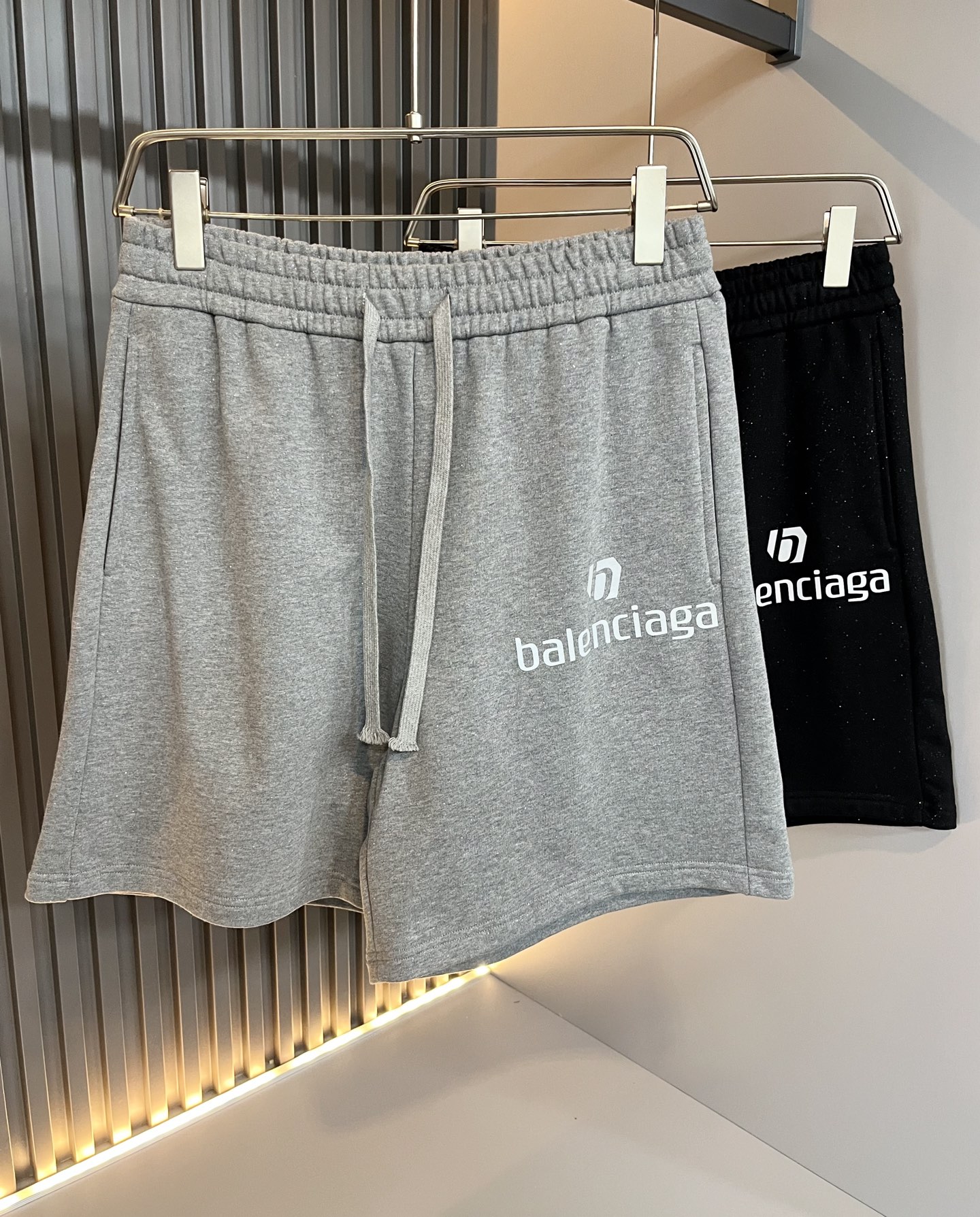 NO:487755,BALENCIA* Paris* Home 2025 Spring and Summer New Men and Women's Same Casual Drawstring Shorts, Men and Women's Same Sports and Casual Shorts Cropped Pants!  Trading companies have sparse channels and are released on the official website at the same time!  Spring and summer series couple shorts are launched. This shorts are selected for imported pure cotton material. They are breathable and skin-friendly and comfortable to wear. The style has a very three-dimensional effect, beautiful colors, eye-catching and fashionable. The trouser leg logo printing design!  The unique patterns will definitely make you stand out in the crowd!  The casual and loose five-point pants cutout + elastic drawstring waist design, the upper body effect is age-reducing and versatile, and it can be easily used for daily casual outfits for both men and women!  Size S-XL, balenciaga, shorts, alexander wang19860909BALENCIA*巴黎*家2025春夏新款男女同款休闲抽绳短裤,男女同款运动休闲短裤五分裤！贸易公司渠道稀出,同步官网发售！春夏系列情侣短裤上线,此款短裤甄选客供进口纯棉材质,贴身穿着透气亲肤舒适,版型非常具有立体效果色彩靓丽、吸睛时髦度爆棚,裤腿logo印花设计！与众不同的图案绝对可以让你在人群中出彩万分！休闲宽松的五分裤版型裁剪+松紧抽绳裤腰设计,上身效果减龄又百搭,轻松Get起日常休闲穿搭,男女皆可轻松驾驭！尺码S-XL,,balenciaga,shorts,alexander wang,Men's clothing