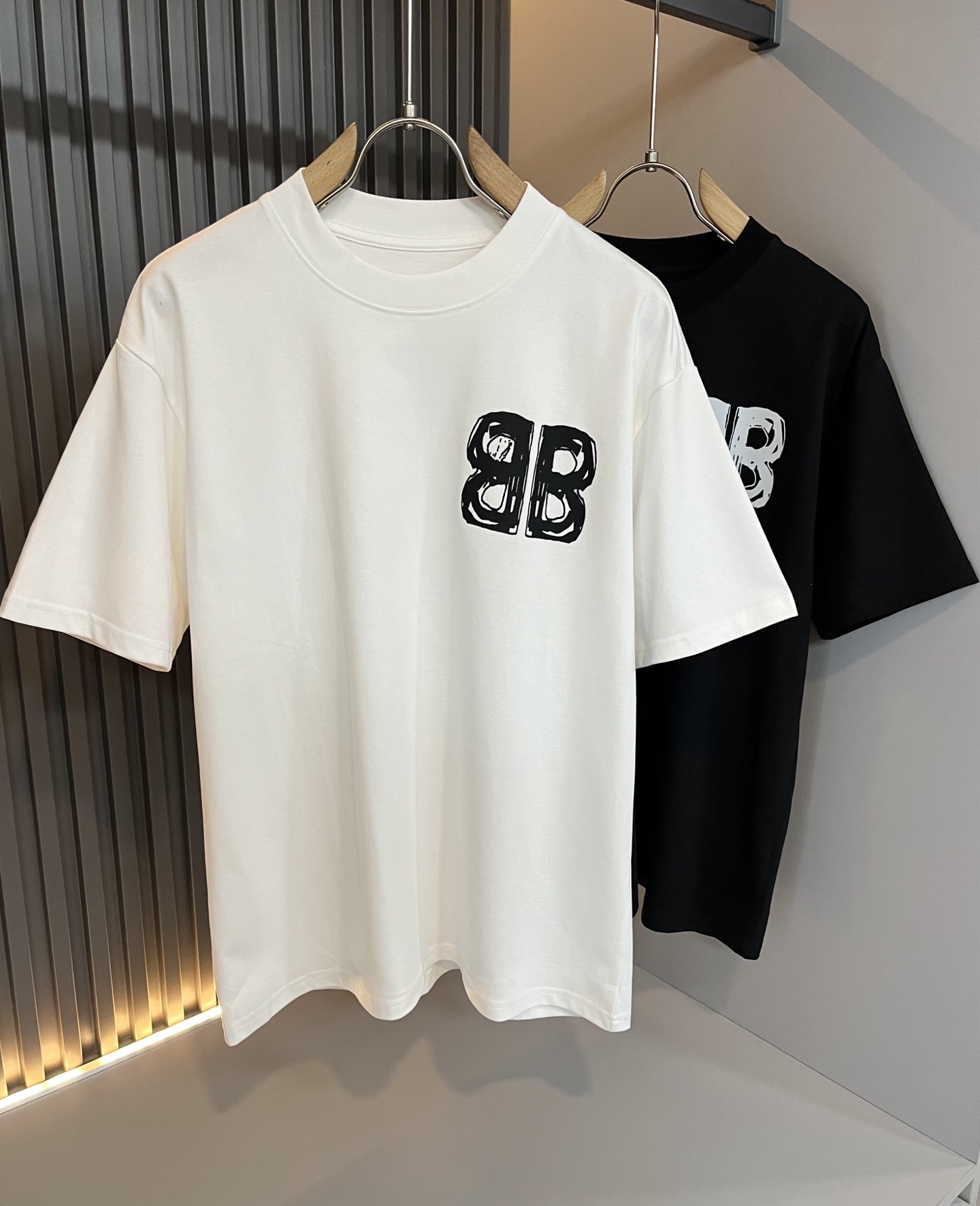 NO:495315,BALENCI*GA Paris* Home Spring and summer new short-sleeved T-shirt for men and women!  Fashionable casual short-sleeved T-shirt with catwalk pattern prints!  Design logo glue pressing design!  The most designed and selected customer-supplied 260g pure cotton fabric, which feels soft and skin-friendly, is comfortable and breathable, and you can’t picky about the real thing!  Loose, small, shoulder-dead round neck cut, genderless couple mixed styles, opening up a new fashion charm!  Differentiate the market version of the high-end custom series!  Size M-4XL, balenciaga, T-shirt,tees, t-shirt,alexander wang19860909BALENCI*GA巴黎*家 春夏新款男女同款短袖T恤！走秀图案印花时尚休闲短袖T恤衫！设计logo压胶设计！极具设计精选客供260g纯棉面料,手感柔软亲肤,着身舒适透气性都无法挑剔,实物绝对会让你爱不释手！宽松小落肩的圆领版型裁剪,无性别主义的情侣混穿款式,打开全新的时装新韵味！区别市场版本高定系列！尺码M-4XL,,balenciaga,T-shirt,tees，t-shirt,alexander wang,Men's clothing