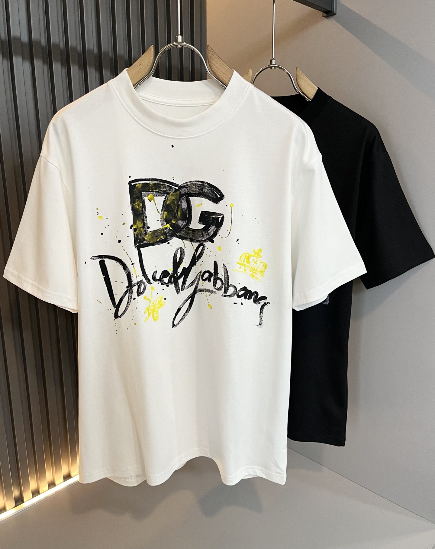 NO:495344,Dolce&Gabba*a Spring and Summer New short-sleeved T-shirt for men and women, and the counter is available at the same time!  Customized exclusive pure cotton fabric, with letter logo pattern printing technology design on the chest!  Simple and generous, calm and versatile, extremely high-end, perfectly integrated with fashion and style, a top fashionable style that perfectly suits the outside wear!  The overall feeling is natural!  The ultimate classic versatile short-sleeved T-shirt uses the latest three-dimensional logo printing elements to highlight the texture!  The ultimate perfection of heavy industry!  Fans who pursue high quality are please buy them by themselves, and all fans who know the goods are invited to appreciate this model together!  !  Size M-4XL, Dolce & Gabbana, Dolce & Gabbana, T-shirt,tees, t-shirt,alexander wang19860909Dolce&Gabba*a 杜嘉*纳春夏新款男女同款短袖T恤,专柜同步发售！定制专属纯棉面料,胸前字母logo图案印花工艺设计！简约大方,从容百搭,档次极高,完美融入时尚还有风情感一款完美符合外穿的顶尖时髦气质款！整体给人浑然天成的感觉！极致经典的百搭型短袖T恤,采用最新的立体logo印花元素凸显质感！极致的重工极致的完美！追求高品质的粉丝们请自行抢购,诚邀所有识货的粉丝一同鉴赏此款！！尺码M-4XL,,Dolce&Gabbana,Dolce&Gabbana,T-shirt,tees，t-shirt,alexander wang,Men's clothing