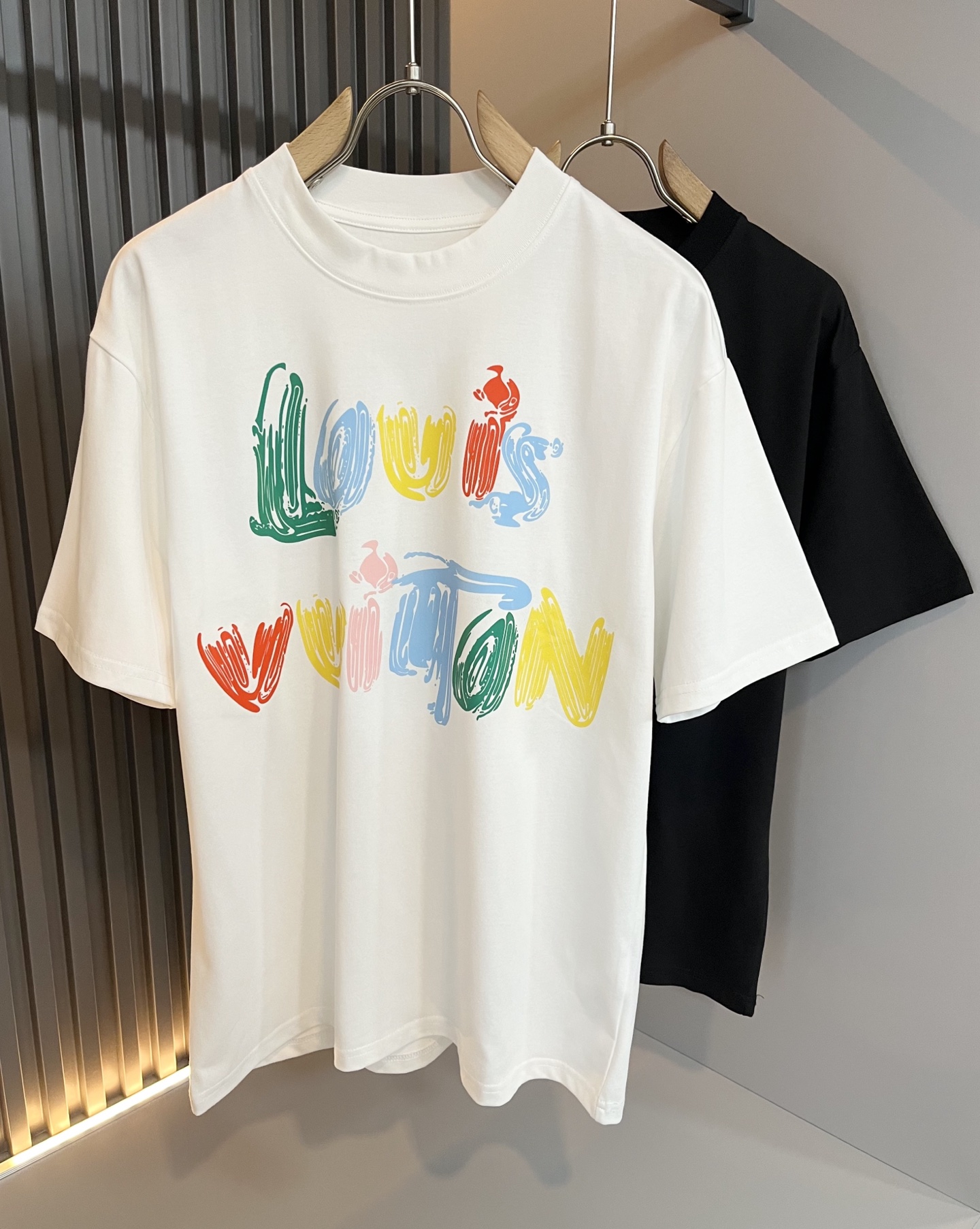 NO:497491,LouisVuitt*Louis*Deng The new series of spring and summer 2025 products are launched, a very fashionable and avant-garde short-sleeved T-shirt for men and women, with logo logo pattern and printing decoration!  Different from the past, it declares the design concept that has been passed down for many years in the brand!  Its eye-catchingness is no less than any classic style, perfectly presenting the fashionable, high-end and luxurious feeling in front of the world!  Made of imported cotton materials, selected high-quality pure cotton fabrics, soft and soft to the touch, the real thing is definitely beyond your imagination, close to the body and breathable, even if you sweat profusely, you will not feel greasy or stuffy, and will bring sweating and moisture absorption to the extreme!  Size M-4XL, louis vuitton,louis vuitton,t-shirt,tees,t-shirt,alexander wang19860909LouisVuitt*路易*登 2025春夏全新系列单品上线,非常时髦前卫的一款男女同款短袖T恤,标识logo图案印花修饰！区别于以往的不同,宣示品牌传承多年的设计理念！其吸睛度完全不亚于任何经典款式,将时髦高级感与奢华感完美呈现在世人眼前！客供进口全棉材质制成,精选优质纯棉面料,触感软糯亲肤细腻,实物到手绝对超乎你的想象,贴身无比舒适透气,即便是汗流浃背也不会有腻身及闷热感可言,将排汗吸湿性发挥到了极致！尺码M-4XL,,louis vuitton,louis vuitton,T-shirt,tees，t-shirt,alexander wang,Men's clothing