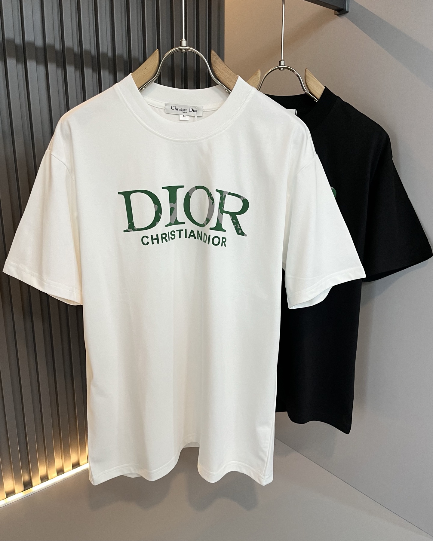 NO:497507,Dio*Dijia 2025 spring and summer new short-sleeved T-shirt for men and women, and the counter is available at the same time!  Customized exclusive 260g pure cotton fabric, customized original craft threads, chest logo pattern glue pressing technology design!  Simple and generous, calm and versatile, extremely high-end, perfectly integrated with fashion and style, a top fashionable style that perfectly suits the outside wear!  The overall feeling is natural!  The ultimate classic versatile short-sleeved T-shirt is designed with the latest three-dimensional letter logo print elements!  The ultimate perfection of heavy industry!  Fans who pursue high quality are please buy them by themselves, and all fans who know the goods are invited to appreciate this model together!  !  Color black white Size M-4XL,,dior,dior,T-shirt,tees,t-shirt,alexander wang19860909Dio*迪家 2025春夏新款男女同款短袖T恤,专柜同步发售！定制专属260克纯棉面料,定制原版工艺螺纹,胸前logo图案压胶工艺设计！简约大方,从容百搭,档次极高,完美融入时尚还有风情感一款完美符合外穿的顶尖时髦气质款！整体给人浑然天成的感觉！极致经典的百搭型短袖T恤,采用最新的立体字母logo印花元素设计！极致的重工极致的完美！追求高品质的粉丝们请自行抢购,诚邀所有识货的粉丝一同鉴赏此款！！颜色黑色 白色 尺码M-4XL,,dior,dior,T-shirt,tees，t-shirt,alexander wang,Men's clothing