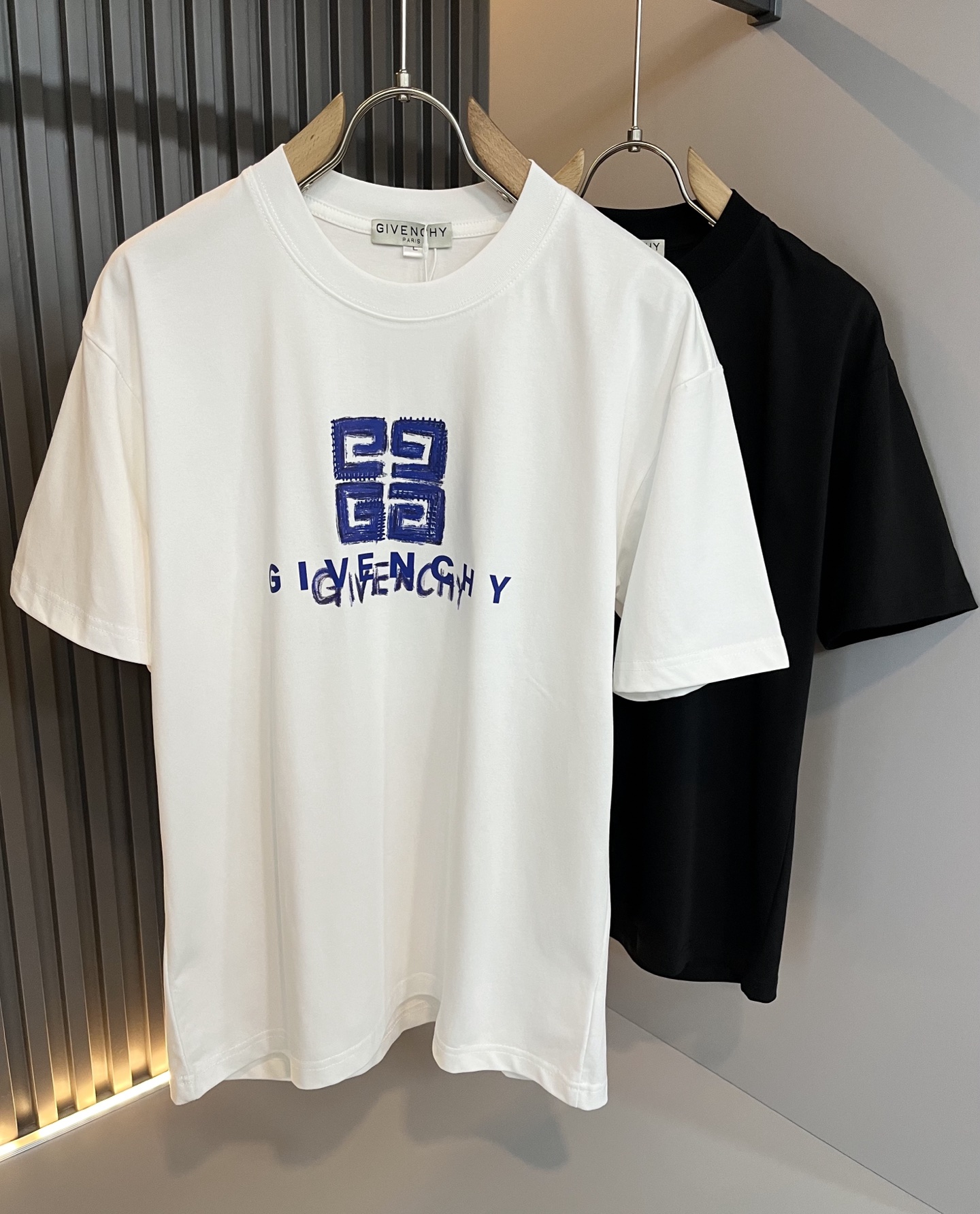 NO:495298,Giv*chy/Ji*xi Spring and Summer new short-sleeved T-shirt for men and women, the main creator has injected new fashion energy into fashion. By exploring various themes and sexy charm, it is highly recognizable and leads the new street fashion trend. This model is the exclusive outstanding design element of G family, with a logo pattern glue-pressing design!  Perfect fusion, clear and restored patterns, showing the elegant style of the brand. The original 260g pure cotton material is made of solid and high-end fabric, and the upper body can be easily controlled, showing the casual and fashionable charm. Size M-4XL, gucci, T-shirt, tees, t-shirt, alexander wang19860909Giv*chy/纪*希春夏新款男女同款短袖T恤,主创时尚注入了全新时尚能量.通过探索各种题材和性感魅力,极具辨识度,引领全新街头时尚潮流.该款是G家独家的出彩设计元素,设计标识logo图案压胶设计！完美融合,图案清晰还原度极高,彰显品牌优雅格调.选用原版260g纯棉材质,面料紧实高级,上身均可轻松驾驭,展现休闲自在时尚魅力.尺码M-4XL,,gucci,T-shirt,tees，t-shirt,alexander wang,Men's clothing