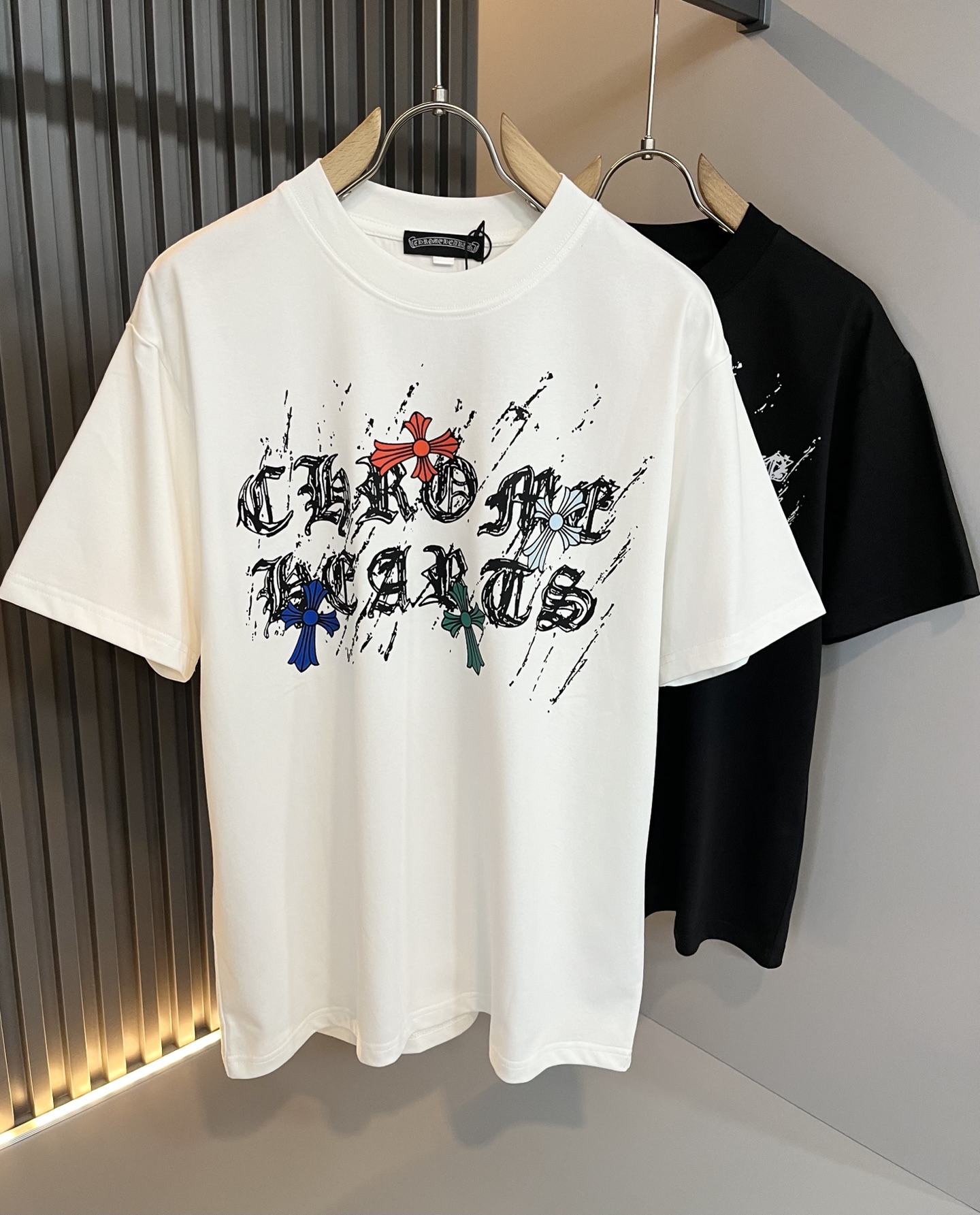 NO:497470,Chrome Hear*s 2025 spring and summer new product for men and women the same style as gram* heart short-sleeved T-shirt, recommended for cracked walls!  The fashionable and arrogant Chrome Hear*s is favored by the whole world. The 2025SS hits the stimulus version, the classic short-sleeved T-sleeved elements, and the front and rear logo printing design!  Full of fashionable luxury style, exuding a charming sense of art!  Large and lazy, high-end exclusive wash water pure cotton material for customer supply!  Super comfortable upper body!  Large oversized shoulder-falling!  Men and women are the same style!  Size M-4XL, chrome hearts, T-shirt,tees, t-shirt,alexander wang19860909Chrome Hear*s 克*心 2025春夏新品男女同款克*心短袖T恤,墙裂推荐！时尚傲娇的Chrome Hear*s,被全世界宠幸着.2025SS引爆款,经典克*心元素断绝短袖T,前后logo印花设计！充满了时尚的奢华风,散发着迷人的艺术感！宽大慵懒,客供高端专属洗水纯棉材质！上身超级舒适！大廓形大落肩！男女同款入！尺码M-4XL,,chrome hearts,T-shirt,tees，t-shirt,alexander wang,Men's clothing