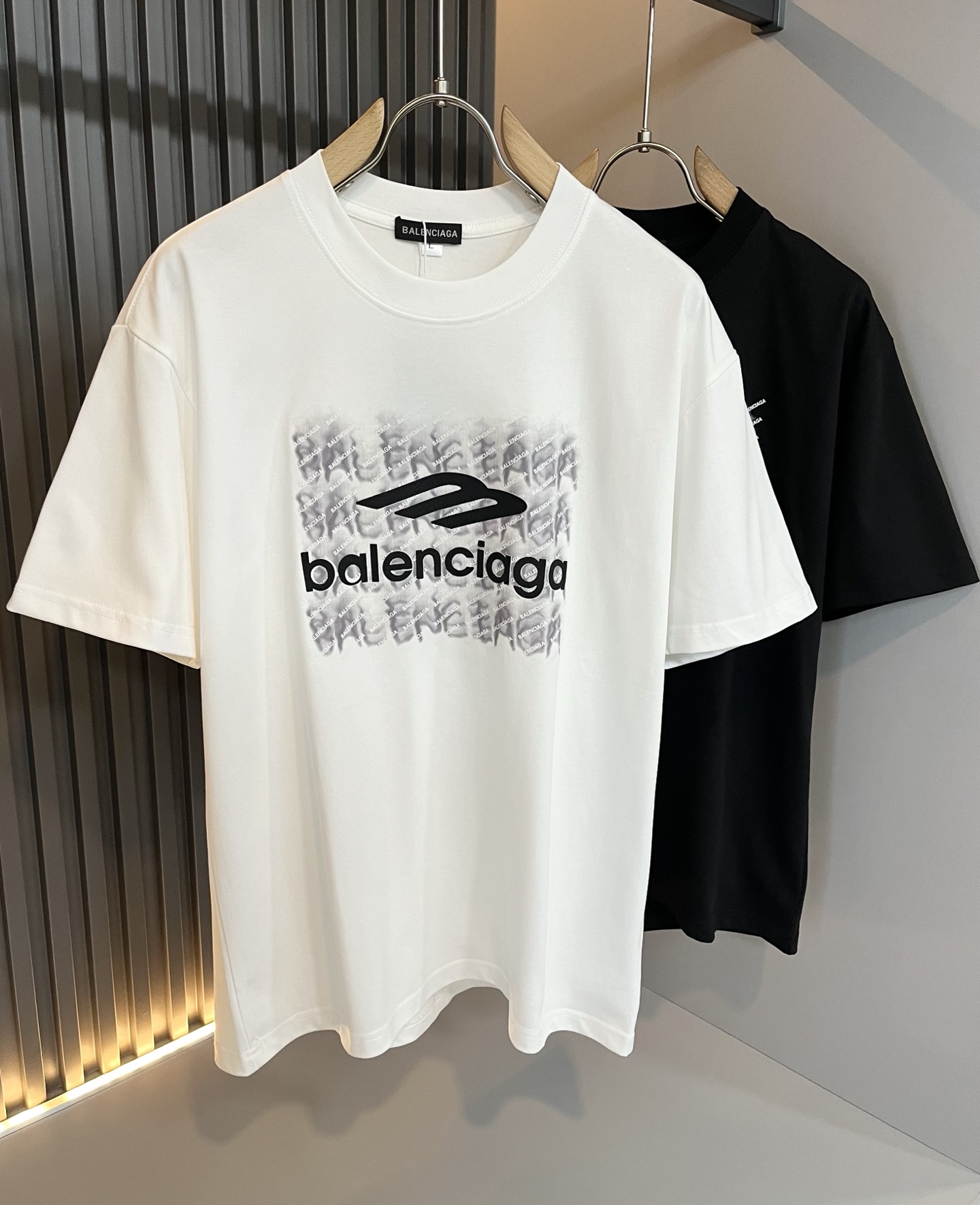 NO:490095,BALENCI*GA Paris* Home 2025 Spring and Summer New Men and Women's Same Short-Sleeve T-shirt!  Fashionable casual short-sleeved T-shirt with catwalk pattern prints!  Design logo glue pressing design!  The most designed and selected customer-supplied 260g pure cotton fabric, which feels soft and skin-friendly, is comfortable and breathable, and you can’t picky about the real thing!  Loose, small, shoulder-dead round neck cut, genderless couple mixed styles, opening up a new fashion charm!  Differentiate the market version of the high-end custom series!  Size M-4XL, balenciaga, T-shirt,tees, t-shirt,alexander wang19860909BALENCI*GA巴黎*家 2025春夏新款男女同款短袖T恤！走秀图案印花时尚休闲短袖T恤衫！设计logo压胶设计！极具设计精选客供260g纯棉面料,手感柔软亲肤,着身舒适透气性都无法挑剔,实物绝对会让你爱不释手！宽松小落肩的圆领版型裁剪,无性别主义的情侣混穿款式,打开全新的时装新韵味！区别市场版本高定系列！尺码M-4XL,,balenciaga,T-shirt,tees，t-shirt,alexander wang,Men's clothing