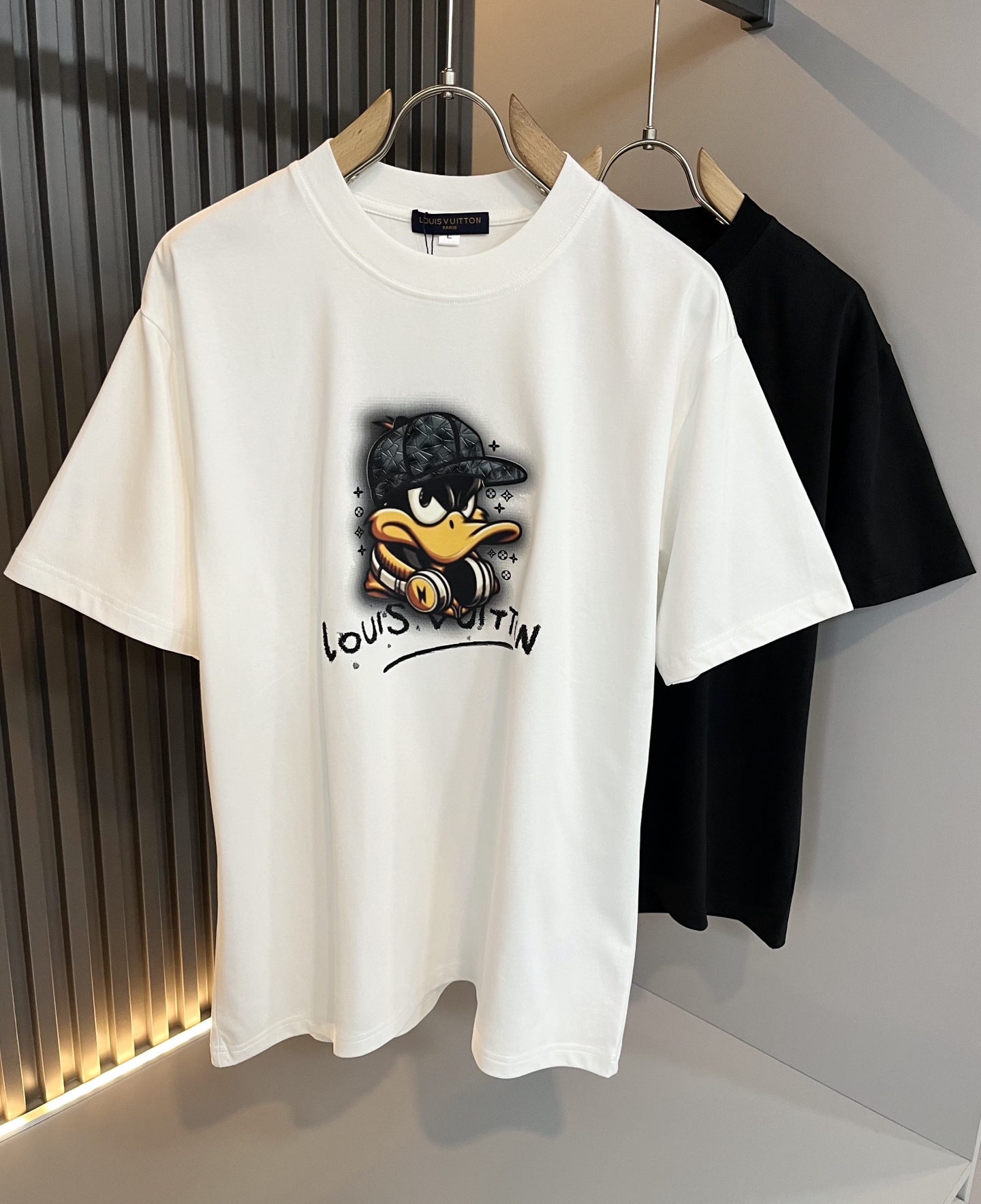 NO:487732,LouisVuitt*Louis*Deng The new series of spring and summer 2025 products are launched, a very fashionable and avant-garde short-sleeved T-shirt for men and women, with logo logo pattern and printing decoration!  Different from the past, it declares the design concept that has been passed down for many years in the brand!  Its eye-catchingness is no less than any classic style, perfectly presenting the fashionable, high-end and luxurious feeling in front of the world!  Made of imported cotton materials, selected high-quality pure cotton fabrics, soft and soft to the touch, the real thing is definitely beyond your imagination, close to the body and breathable, even if you sweat profusely, you will not feel greasy or stuffy, and will bring sweating and moisture absorption to the extreme!  Size M-4XL, louis vuitton,louis vuitton,t-shirt,tees,t-shirt,alexander wang19860909LouisVuitt*路易*登 2025春夏全新系列单品上线,非常时髦前卫的一款男女同款短袖T恤,标识logo图案印花修饰！区别于以往的不同,宣示品牌传承多年的设计理念！其吸睛度完全不亚于任何经典款式,将时髦高级感与奢华感完美呈现在世人眼前！客供进口全棉材质制成,精选优质纯棉面料,触感软糯亲肤细腻,实物到手绝对超乎你的想象,贴身无比舒适透气,即便是汗流浃背也不会有腻身及闷热感可言,将排汗吸湿性发挥到了极致！尺码M-4XL,,louis vuitton,louis vuitton,T-shirt,tees，t-shirt,alexander wang,Men's clothing