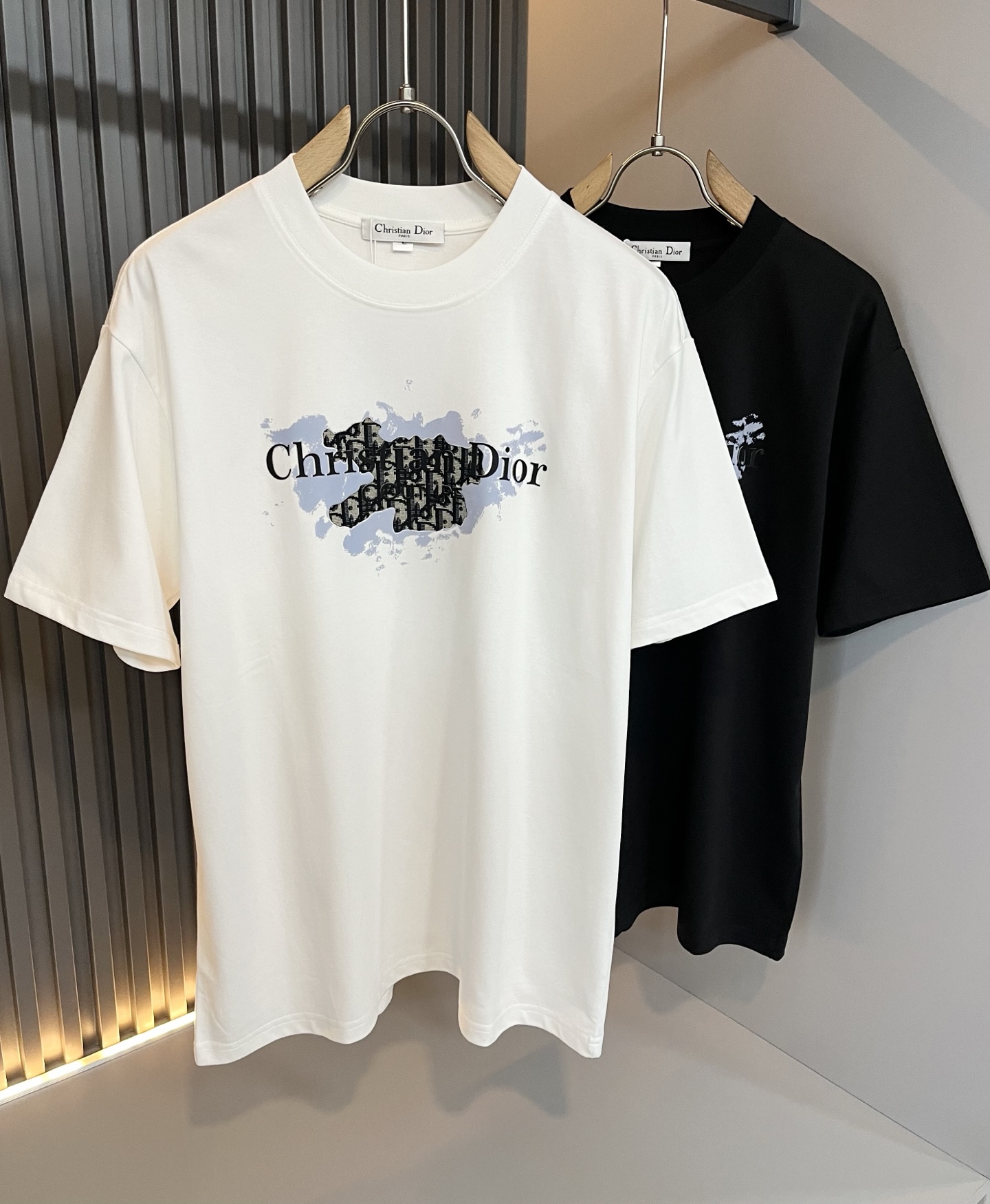 NO:497475,Dio*Dijia 2025 spring and summer new short-sleeved T-shirt for men and women, and the counter is available at the same time!  Customized exclusive 260g pure cotton fabric, customized original craft threads, chest logo pattern glue pressing technology design!  Simple and generous, calm and versatile, extremely high-end, perfectly integrated with fashion and style, a top fashionable style that perfectly suits the outside wear!  The overall feeling is natural!  The ultimate classic versatile short-sleeved T-shirt is designed with the latest three-dimensional letter logo print elements!  The ultimate perfection of heavy industry!  Fans who pursue high quality are please buy them by themselves, and all fans who know the goods are invited to appreciate this model together!  !  Color black white Size M-4XL,,dior,dior,T-shirt,tees,t-shirt,alexander wang19860909Dio*迪家 2025春夏新款男女同款短袖T恤,专柜同步发售！定制专属260克纯棉面料,定制原版工艺螺纹,胸前logo图案压胶工艺设计！简约大方,从容百搭,档次极高,完美融入时尚还有风情感一款完美符合外穿的顶尖时髦气质款！整体给人浑然天成的感觉！极致经典的百搭型短袖T恤,采用最新的立体字母logo印花元素设计！极致的重工极致的完美！追求高品质的粉丝们请自行抢购,诚邀所有识货的粉丝一同鉴赏此款！！颜色黑色 白色 尺码M-4XL,,dior,dior,T-shirt,tees，t-shirt,alexander wang,Men's clothing