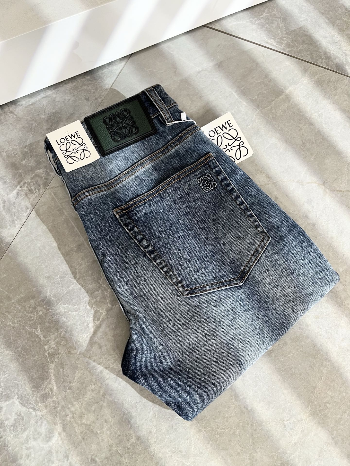 NO:486754,LO*WE/Luo*Wei Spring and Summer New Men's Fashion High-end Casual Pants, Hong Kong Foreign Business Channel Products, Original Products from Japan, Pure Blood Quality, perfectly continues the essence and genes of LOE*'s home. From the main fabric to the detailed craftsmanship, all show the ingenuity of quality, use multiple brand elements to interpret, and choose the precious cowhide material to build a logo waist brand leather design!  Identity manifestation that belongs to the soul!  Customer-supplied high-end imported pure cotton fabrics, very high-end and fashionable detailed craftsmanship, red ear cloth is completed by a specific antique loom. This element represents the identity and rank of jeans, which is very worthy of careful appreciation!  In terms of matching, it is invincible and explains the versatility in place, with ingenious details and exquisite accessories. The auxiliary materials are all provided by foreign merchants. They are tailored and slim, and the upper body is lifted with an excellent effect. They are a styling item that is hard to come by!  Size 30 -40, loewe, jeans, cowhide, alexander wang19860909LO*WE/罗*威春夏新品男士时装款高端休闲裤,香港洋行渠道货,日本原厂出品,纯血统品质,完美延续了LOE*家的精髓与基因,从主体面料到细节工艺,无不彰显出品质的匠心所在,运用多个品牌元素标识来诠释,选取矜贵的牛皮材质构建logo腰牌皮革设计！属于灵魂式的身份彰显！客供高级进口的纯棉面料,非常高级且时髦的细节工艺,赤耳布是由特定古董织布机完成,此元素代表着牛仔裤的身份及段位,非常值得细品悦人！在搭配上所向无敌,把百搭阐释到位,细节匠心考究,辅料皆为外商客供,剪裁合体修身,上身提臀效果绝佳,可遇而不可求的造型单品！尺码30 -40,,loewe,jeans,cowhide,alexander wang,Men's clothing