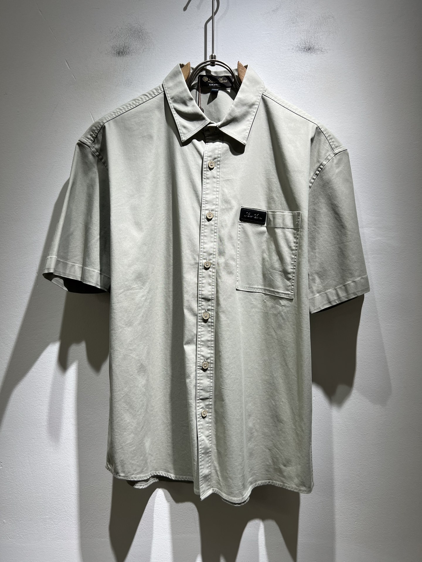 NO:486707,Loro Piana Nouyou Pianya The latest trade order lapel short-sleeved shirt for men in spring and summer, full quality!  !  Designed with logo leather pattern!  The upper body is comfortable and breathable, not stiff, and the overall three-dimensional feeling is rich, with quality export orders, customized exclusive fabric tailoring to meet the simple needs of commuters for dressing. The upper body is very effective, it looks slim and not picky about the figure. The fabric workmanship... Improper, good craftsmanship can make you look good and tasteful, a must-have item for everyone!  Size M-4XL, loro piana, T-shirt, alexander wang19860909Loro Piana诺悠翩雅 春夏男士最新的贸易订单翻领短袖衬衣,全品相！！采用logo皮革图案设计！上身舒适透气,不僵硬,整体有着丰富的立体感,品质出口订单,定制专属面料剪裁,满足通勤人们对于着装的简约需求,上身效果很好,显瘦,不挑剔身材.面料做工....无可挑剔,好工艺好面料才能穿出好品味一款,人手必备单品！尺码M-4XL,,loro piana,T-shirt,alexander wang,Men's clothing