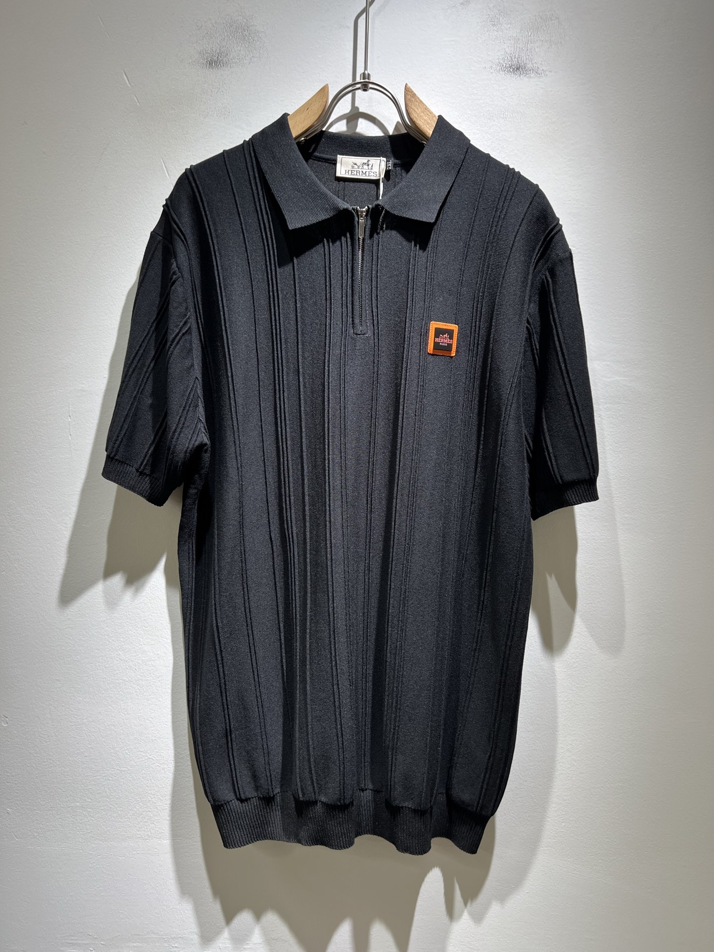 NO:486685,Her*mes Spring and Summer new knitted short-sleeved T-shirt, a brand-new upgraded versatile basic style, low-key and luxurious, and a choice of character!  Select high-quality selected knitted fabrics!  Created, enjoy a relaxed and comfortable wearing experience, with super vertical performance, and has a strong sense of art. The iconic logo badge is designed with meticulous craftsmanship and high recognition, showing the new brand micro-label culture!  Classic perfect layout design, precise and in place for cutting. Simple and atmospheric style, and can show fashionable charm in daily leisure life. Size M-4XL, T-shirt,tees, t-shirt,alexander wang19860909Her*mes爱*仕春夏新款针织短袖T恤,全新升级百搭基础款,低调奢华,品格之选！甄选优质精选针织面料！打造而成,享受轻松自在的穿着体验,有着超强的垂直性能 艺术感极强标志性logo徽章工艺设计,工艺细致,辨识度极高,展现全新品牌微标文化！经典完美版型设计,在裁剪上精准到位.简约大气风格,又能在日常休闲生活中展现时尚魅力.尺码M-4XL,,T-shirt,tees，t-shirt,alexander wang,Men's clothing