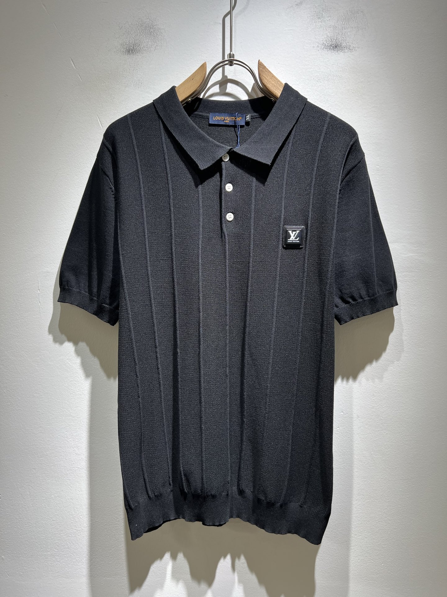 NO:486695,Louis Vuit*on Spring and summer Louis family light luxury lapel knit short sleeves!  The new high-end Louis family has always been so flawless in detail, and creative designs are endless. Letter logo badge pattern design!  It is something that everyone loves. It is made of top-quality ice silk blend, super soft and tough, and has excellent breathability. It comes from world-class trade-level OEM channels, with extremely rare quantity and no help after selling out. The three-dimensional logo presents an extraordinary texture, clean and neat. This is the special skill of the Louis family and the latest craftsmanship this quarter. The degree of meticulousness has reached the top, and the slim three-dimensional tailoring design is a unique combination of luxury and fashion!  Size M-4XL, louis vuitton,louis vuitton,t-shirt,alexander wang19860909Louis Vuit*on 春夏路易家族轻奢翻领针织短袖！路易家族的新高端,细节品质永远的那么完美无瑕,创意设计层出不穷.字母logo徽章图案设计！实属人见人爱的东西.顶级冰丝混纺打造,超级柔软且具有韧性,透气感也是绝佳.来自世界级贸易级别的代工厂渠道,数量极其稀少售完无补.立体Logo呈现不一般的质感,干净俐落.这是路易家族的看家绝活也是本季度的最新工艺.细致化程度已经达到顶端了,修身立体剪裁的版型设计堪称一绝.属于奢华与时尚的融合！尺码M-4XL,,louis vuitton,louis vuitton,T-shirt,alexander wang,Men's clothing