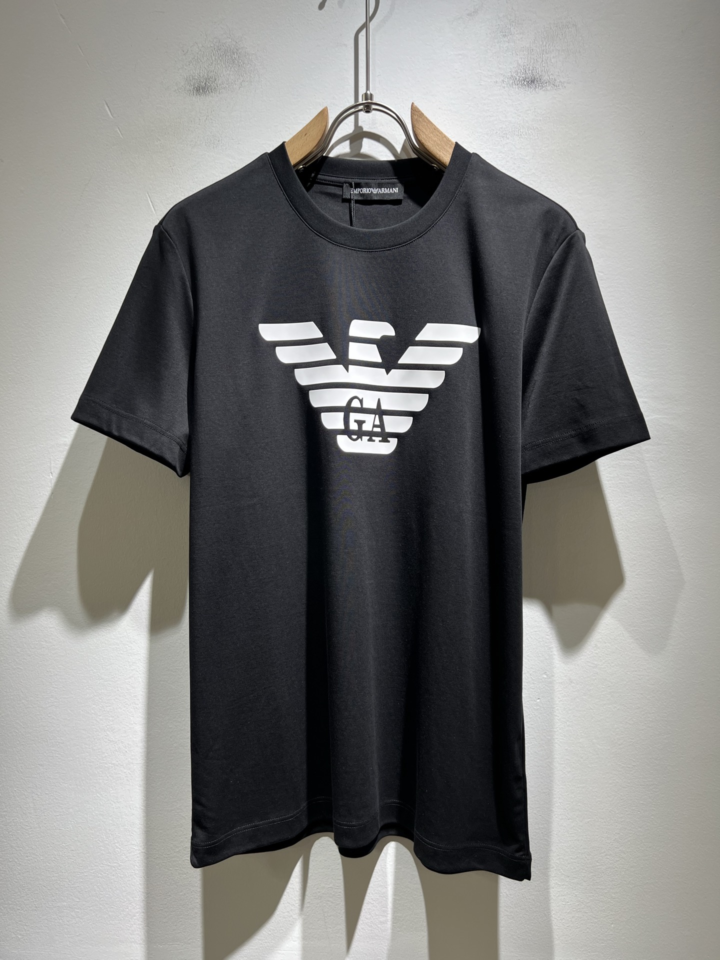 NO:486691,Arman A*ni Spring and Summer New Men and Women's Same Casual Short-Sleeve T-shirt, Original OEM Order, Logo Glue-Fit Design!  The simple design is exquisite and elegant, amazing!  Customized original exclusive pure cotton fabric, soft and delicate feel, super comfortable on the upper body, and ultimately enjoy wearing!  Inheriting the classic styles of the past, the upper body effect comes naturally, and simple outfits do not require too many accessories. It can easily create a fashionable feeling, and the return rate will also increase. Get it at a speed!  Size M-3XL, Armani, T-shirt,tees, t-shirt,alexander wang19860909Arman阿*尼春夏新款男女同款休闲短袖T恤,原单代工厂订单,标志logo压胶设计！简洁的设计精致优雅,令人叹服！定制原版专属纯棉面料,手感柔软细腻,上身超级舒适,极致的穿着享受！继承着以往的经典版型,上身效果自然而来的出彩,简单穿搭无需过多的饰物,轻松搭出时尚感,回头率也会随之提升.速度入手吧！尺码M-3XL,,armani,T-shirt,tees，t-shirt,alexander wang,Men's clothing