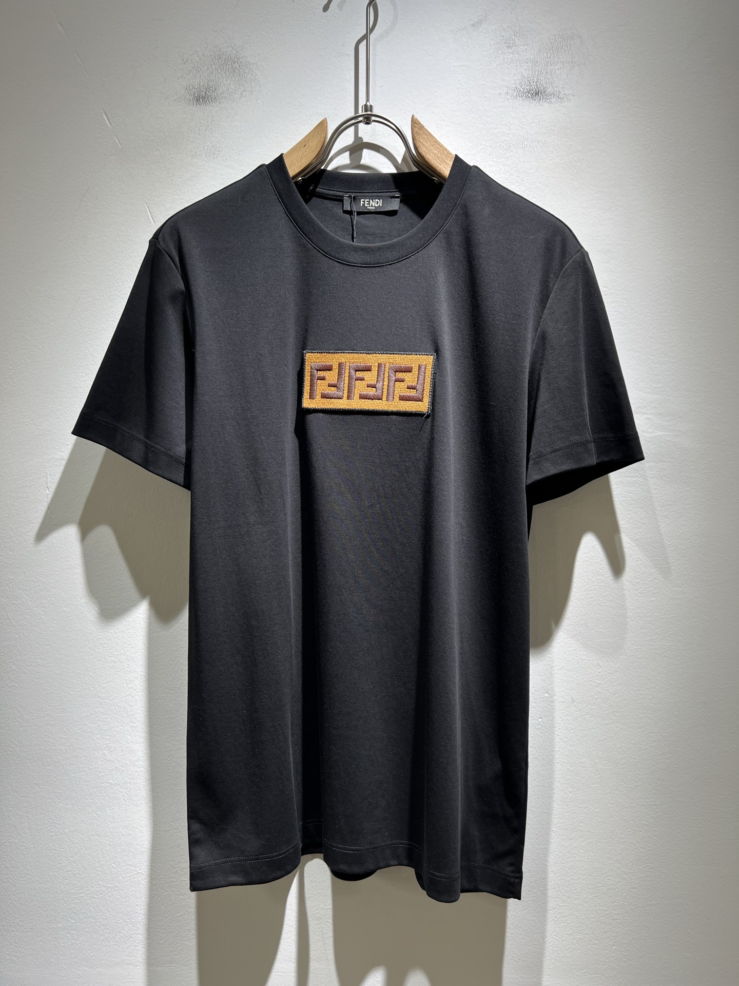 NO:486670,FEN*I FEN*Di Spring and Summer New FD Family FF Men and Women Short-sleeved T-shirts, versatile and minimalist short-sleeved shirts for men and women. Original Italian orders, popular FD family items, simple and pure colors. The FD family's enduring iconic products, high-quality products with full representation and full specifications, and high-quality products that all FD fans are worth buying!  Pure Yidian channel orders, high-end and popular products from the FD family, very popular items at the moment, and embroidery decoration of the iconic letter logo pattern!  High-end goods worth keeping and giving away to others!  It is trendy and beautiful, with a full sense of trendy atmosphere, and has a very high level and specifications. It uses a very classic black and white color combination, giving people a strong visual impact and has a very high recognition. It is top-quality exclusive pure cotton fabric, created with a soft, delicate and comfortable touch, and has a very high-end and classy appearance!  Perfectly interprets the charm of the brand and leaves a deep impression. It is more fashionable and charming. It has simple, elegant and fashionable upper body, and is even more stressful for outfits!  The inner wear alone is very delicious and beautiful scenery that cannot be ignored!  Size M-3XL, fendi,dior,T-shirt,tees,t-shirt,alexander wang19860909FEN*I 芬*迪春夏新款FD家族FF男女同款短袖T恤,男女同款百搭极简短袖.意大利原厂订单,FD家族人气单品,简约纯色系打造.FD家族经久不衰的标志性臻品,代表性十足,规格感十足的精品,所有FD粉丝都值得抢购的精品！纯正意代渠道订单,FD家族的高奢人气爆款产物,当下十分火爆的单品,标志性字母logo图案刺绣修饰！值得自留和送人的高端货！新潮又好看,潮流气息感十足,档次规格感极高,并且采用十分经典的的黑白双色搭配,给人的视觉冲击感相当强烈,有着极高的辨识度,顶级专属纯棉面料,打造,触感柔软细腻舒适,品相相当高级有档次！完美诠释品牌魅力,给人留下深刻印象.更具时尚与韵味,上身简约大方时尚,对于穿搭更是毫无压力！单穿内搭都极有味道,不可忽视的靓丽风景线！ 尺码M-3XL,,fendi,dior,T-shirt,tees，t-shirt,alexander wang,Men's clothing