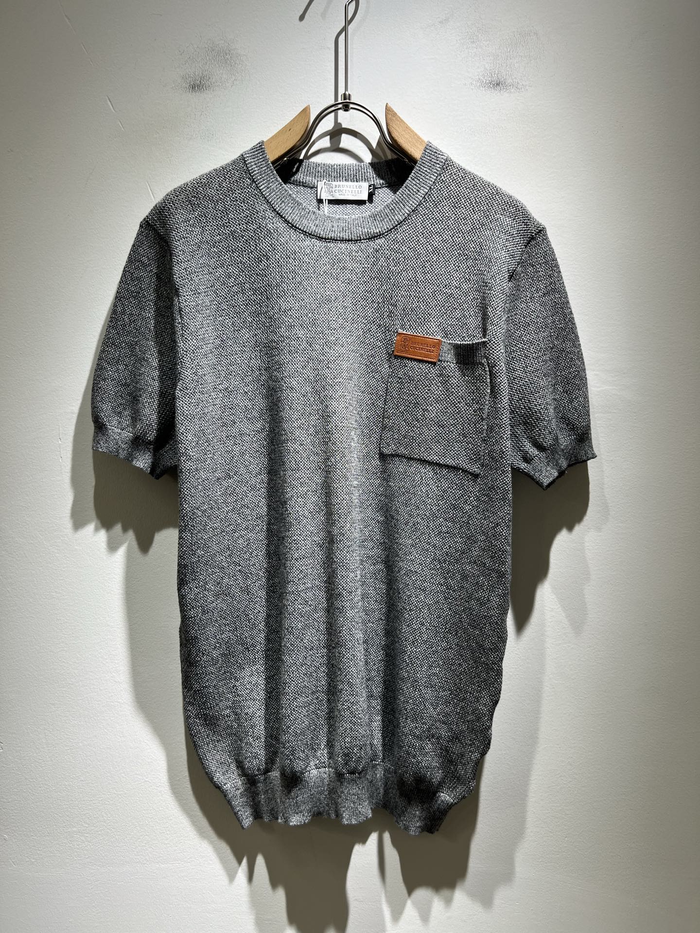 NO:486718,BC-Brunello Cucineli Spring and Summer New Men's Knitted Short-Sleeve T-shirt, a fashionable and versatile item that many celebrities love to wear!  The logo on the chest is super good-looking. Friends who like classic and simple must not miss this one!  The calm and atmospheric brand style has always been favored by the upper class! It is also the best choice for fashionable items!  The upper body is so handsome, highly recommended!  !  !  In addition to its brand added value, the biggest attraction of this short sleeve is that this short sleeve has a high cost-effectiveness in terms of color and material!  Customized original exclusive knitted material design!  Environmentally friendly washing, customized fabrics, pre-shrinkage treatment to ensure a crisp style. The combed cotton fabric feels super soft and smooth and sweat-absorbing!  The wash water does not deform, the feel is comfortable and smooth, the upper body is soft and comfortable, the classic fashionable lapel design is simple and not complicated, and it is very pleasing to the eye!  Code number M-4XL, brunello cucinelli, T-shirt, tees, t-shirt, alexander wang19860909BC-Brunello Cucineli 春夏新款男士针织短袖T恤,众多明星都爱穿的时尚百搭单品！胸前LOGO超级好看,喜欢经典简约的朋友,一定不能错过了这款！沉稳大气的品牌风格一直以来备受上层人士的青睐!也是时尚单品的不二之选！ 上身帅到爆了,强烈推荐！！！这件短袖最大的吸引力除了他本身的品牌附加值,更加肯定的是这款短袖无论在颜色搭配还是材质上都有很高的性价比！ 定制原版专属针织材质设计！环保水洗,定制面料,预缩处理,确保版型的挺括,精梳棉面料手感超柔顺滑又吸汗！洗水不变形,手感舒适顺滑,上身柔和舒适,经典的时尚翻领设计,精简不繁,很是耐看！码数M-4XL,,brunello cucinelli,T-shirt,tees，t-shirt,alexander wang,Men's clothing