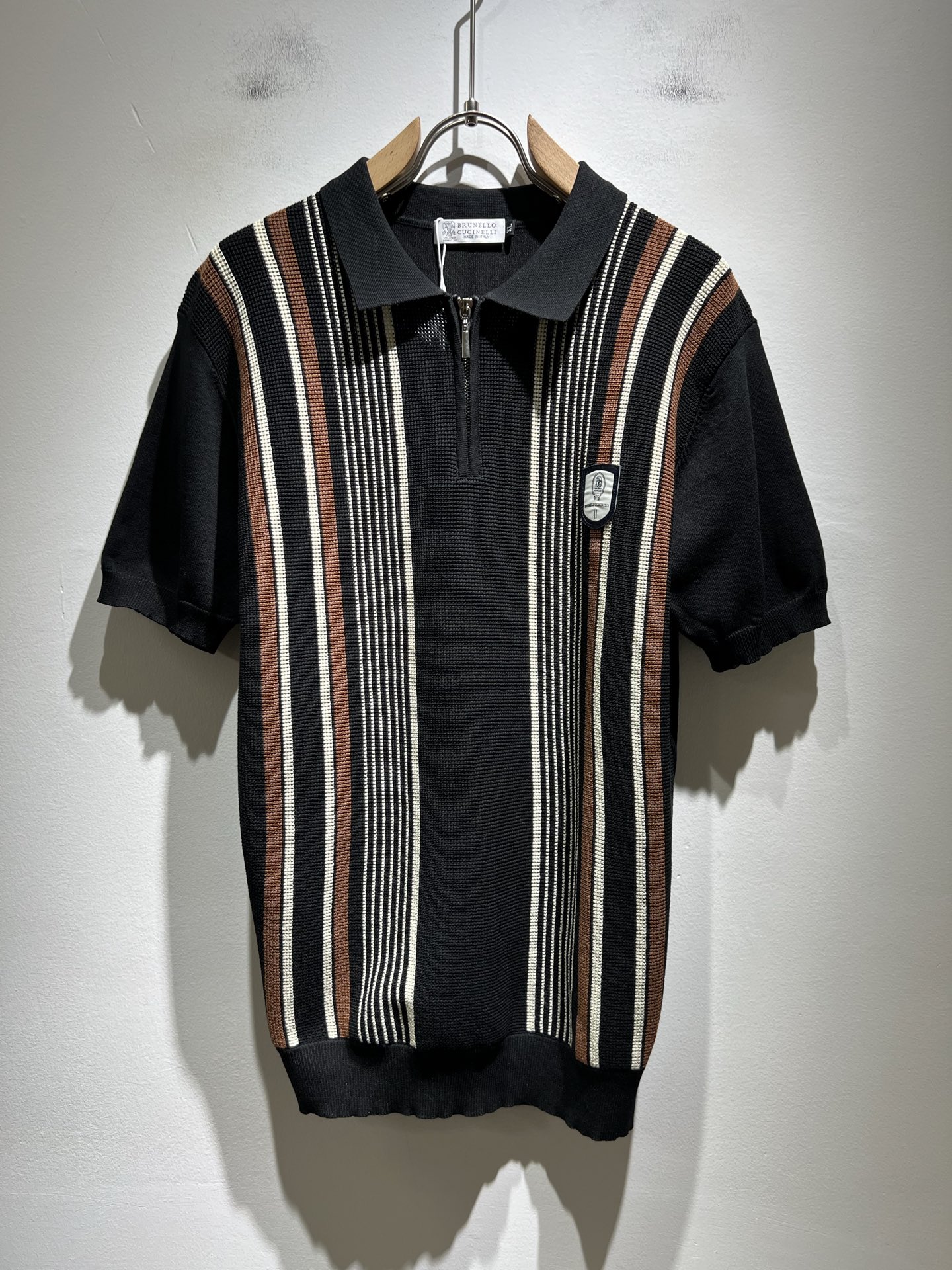 NO:486683,BC-Brunello Cucineli Spring and Summer New Men's Knitted Short-Sleeve T-shirt, a fashionable and versatile item that many celebrities love to wear!  The logo on the chest is super good-looking. Friends who like classic and simple must not miss this one!  The calm and atmospheric brand style has always been favored by the upper class! It is also the best choice for fashionable items!  The upper body is so handsome, highly recommended!  !  !  In addition to its brand added value, the biggest attraction of this short sleeve is that this short sleeve has a high cost-effectiveness in terms of color and material!  Customized original exclusive knitted material design!  Environmentally friendly washing, customized fabrics, pre-shrinkage treatment to ensure a crisp style. The combed cotton fabric feels super soft and smooth and sweat-absorbing!  The wash water does not deform, the feel is comfortable and smooth, the upper body is soft and comfortable, the classic fashionable lapel design is simple and not complicated, and it is very pleasing to the eye!  Code number M-4XL, brunello cucinelli, T-shirt, tees, t-shirt, alexander wang19860909BC-Brunello Cucineli 春夏新款男士针织短袖T恤,众多明星都爱穿的时尚百搭单品！胸前LOGO超级好看,喜欢经典简约的朋友,一定不能错过了这款！沉稳大气的品牌风格一直以来备受上层人士的青睐!也是时尚单品的不二之选！ 上身帅到爆了,强烈推荐！！！这件短袖最大的吸引力除了他本身的品牌附加值,更加肯定的是这款短袖无论在颜色搭配还是材质上都有很高的性价比！ 定制原版专属针织材质设计！环保水洗,定制面料,预缩处理,确保版型的挺括,精梳棉面料手感超柔顺滑又吸汗！洗水不变形,手感舒适顺滑,上身柔和舒适,经典的时尚翻领设计,精简不繁,很是耐看！码数M-4XL,,brunello cucinelli,T-shirt,tees，t-shirt,alexander wang,Men's clothing