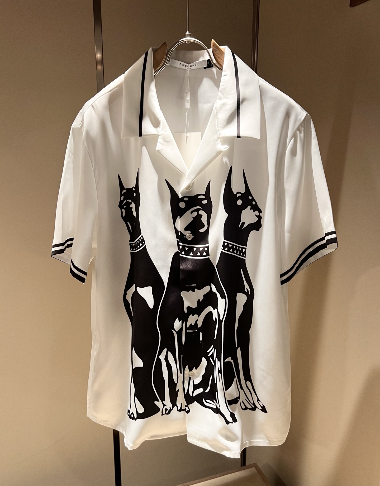 NO:487771,Giv*chy/Ji*xi's new spring and summer style of men and women's same casual pajamas set, the main creator has injected new fashion energy into fashion. By exploring various themes and sexy charm, it is highly recognizable and leads the new street fashion trend. This model is the exclusive outstanding design element of G's family, designing logo pattern printing design!  Perfect fusion, clear and restored patterns, showing the elegant style of the brand. The original silk material is made of, the fabric is firm and high-end, and the upper body can be easily controlled, showing the casual and fashionable charm. Size M-3XL, gucci, alexander wang19860909Giv*chy/纪*希2025春夏新款男女同款休闲睡衣套装,主创时尚注入了全新时尚能量.通过探索各种题材和性感魅力,极具辨识度,引领全新街头时尚潮流.该款是G家独家的出彩设计元素,设计标识logo图案印花设计！完美融合,图案清晰还原度极高,彰显品牌优雅格调.选用原版丝绸材质,面料紧实高级,上身均可轻松驾驭,展现休闲自在时尚魅力.尺码M-3XL,,gucci,alexander wang,Men's clothing