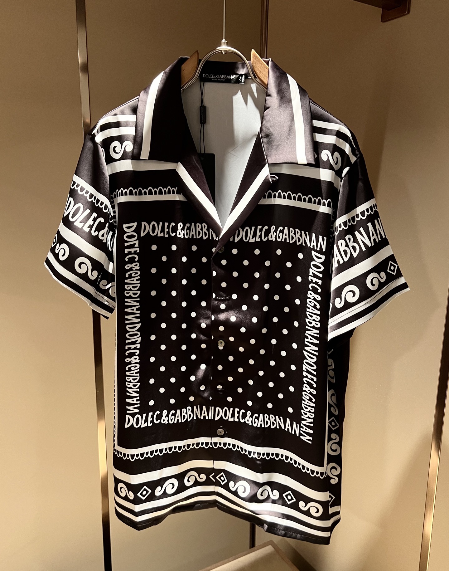 NO:486639,Dolce&Gabba*a Spring and Summer New Men's and Women's Pajamas Set, available at the same time in the counter!  Customized exclusive silk cotton fabric, with letter logo pattern printing technology design on the chest!  Simple and generous, calm and versatile, extremely high-end, perfectly integrated with fashion and style, a top fashionable style that perfectly suits the outside wear!  The overall feeling is natural!  The ultimate classic versatile short-sleeved T-shirt, the ultimate heavy industry and the ultimate perfection!  Fans who pursue high quality are please buy them by themselves, and all fans who know the goods are invited to appreciate this model together!  !  Size M-3XL, Dolce & Gabbana, Dolce & Gabbana, T-shirt,tees, t-shirt,alexander wang19860909Dolce&Gabba*a 杜嘉*纳春夏新款男女同款睡衣套装,专柜同步发售！定制专属丝绸棉面料,胸前字母logo图案印花工艺设计！简约大方,从容百搭,档次极高,完美融入时尚还有风情感一款完美符合外穿的顶尖时髦气质款！整体给人浑然天成的感觉！极致经典的百搭型短袖T恤,极致的重工极致的完美！追求高品质的粉丝们请自行抢购,诚邀所有识货的粉丝一同鉴赏此款！！尺码M-3XL,,Dolce&Gabbana,Dolce&Gabbana,T-shirt,tees，t-shirt,alexander wang,Men's clothing