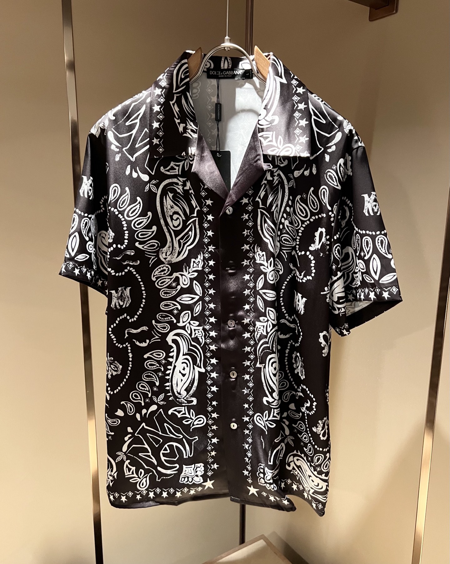 NO:486606,Dolce&Gabba*a Spring and Summer New Men's and Women's Pajamas Set, available at the same time in the counter!  Customized exclusive silk cotton fabric, with letter logo pattern printing technology design on the chest!  Simple and generous, calm and versatile, extremely high-end, perfectly integrated with fashion and style, a top fashionable style that perfectly suits the outside wear!  The overall feeling is natural!  The ultimate classic versatile short-sleeved T-shirt, the ultimate heavy industry and the ultimate perfection!  Fans who pursue high quality are please buy them by themselves, and all fans who know the goods are invited to appreciate this model together!  !  Size M-3XL, Dolce & Gabbana, Dolce & Gabbana, T-shirt,tees, t-shirt,alexander wang19860909Dolce&Gabba*a 杜嘉*纳春夏新款男女同款睡衣套装,专柜同步发售！定制专属丝绸棉面料,胸前字母logo图案印花工艺设计！简约大方,从容百搭,档次极高,完美融入时尚还有风情感一款完美符合外穿的顶尖时髦气质款！整体给人浑然天成的感觉！极致经典的百搭型短袖T恤,极致的重工极致的完美！追求高品质的粉丝们请自行抢购,诚邀所有识货的粉丝一同鉴赏此款！！尺码M-3XL,,Dolce&Gabbana,Dolce&Gabbana,T-shirt,tees，t-shirt,alexander wang,Men's clothing