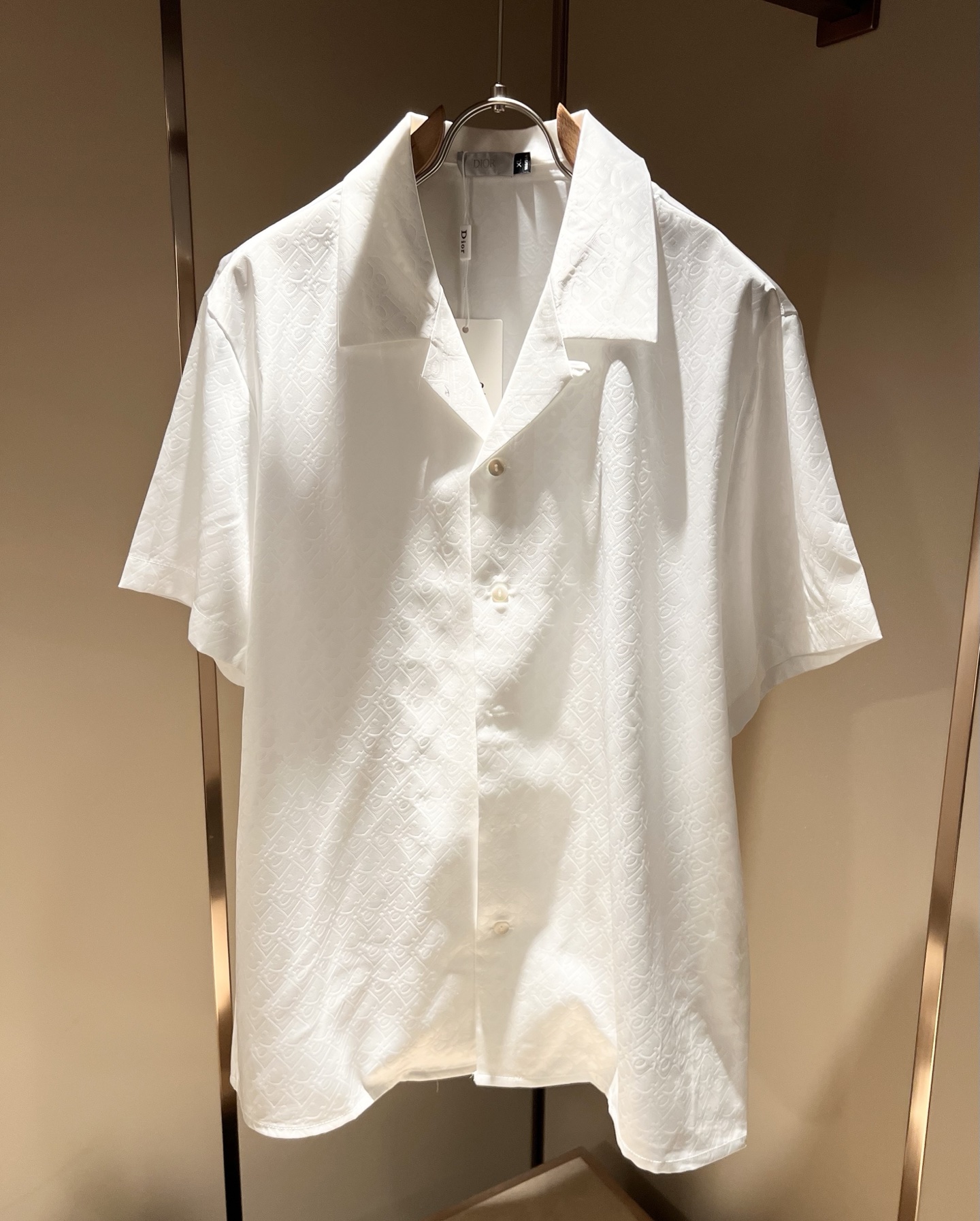 NO:487820,Dio*r Dio 2025 spring and summer new men and women pajamas casual suits are available in trading companies and are released simultaneously on the official website. The most anticipated high-quality products are coming, making you feel what real high luxury and connotation! This suit is made of D's special silk fabric, full of brand style!  The surface is neat and smooth and shiny, and the texture is obvious through the screen. It is the most enjoyable wearing experience! It perfectly enhances the overall luxury and class, and can get a high-end luxury atmosphere at a glance! Basic regular style cutting, versatile and simple upper body, and is easy to deal with various occasions and environments. It is undoubtedly a must-have item for daily commuting! Size M~3XL,,dior,dior,alexander wang19860909Dio*r迪*奥2025春夏新品男女同款睡衣休闲套装,贸易公司渠道稀出,同步官网发售,男神女神最为期待的精品狠货重磅来袭,让你感受到什么叫真正的高奢有内涵!此款套装选用D家专用丝绸面料制成,满满的品牌风格！表面整洁光滑且富有光泽,质感透过屏幕都显而易 见,你最为享受的穿着体验! 完美提升了整体的奢华档次感,一眼就能Get到的高端奢华气息!基础常规的版型裁剪,上身百搭简约不挑人,轻松应对各种场合与环境,属于日常通勤必备的臻品无疑!尺码M～3XL,,dior,dior,alexander wang,Men's clothing