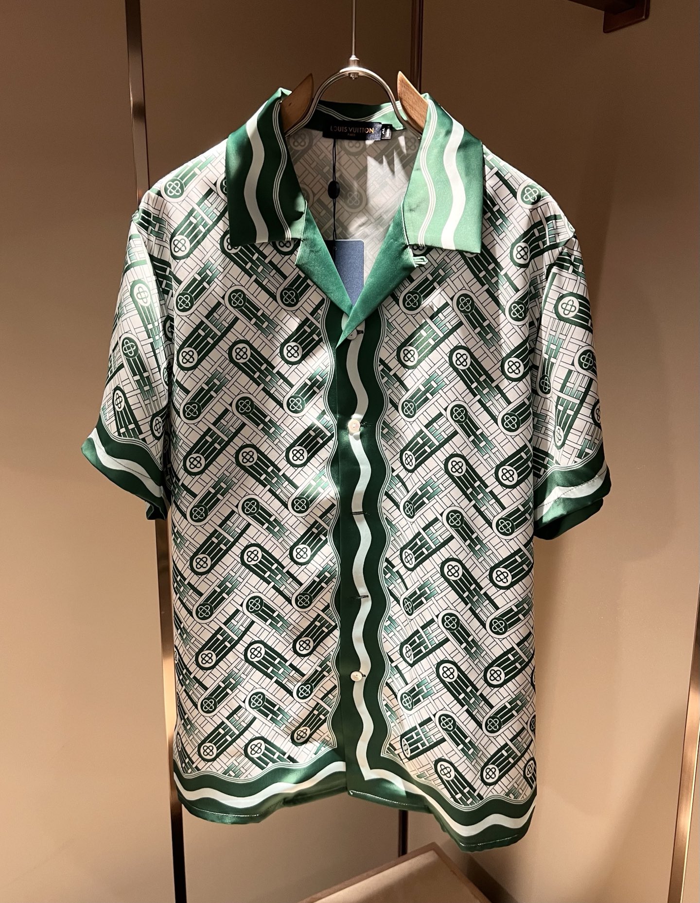 NO:486676,Louis Vuit*on The new Monogram series of Louis Family Spring and Summer!  Light luxury casual suit, pajamas set for the same style for men and women!  The new high-end Louis family has always been so flawless, and creative designs are emerging one after another. If you don’t buy a few Louis items this spring and summer, you can’t be considered a fashion expert. Monogram logo design for clothes!  Custom silk fabric!  The iconic elements of Louis are really something that everyone loves. They are super soft and resilient, from world-class trade-level OEM channels, with extremely rare quantity and no help after selling out. Monogram three-dimensional logo presents an extraordinary texture, clean and neat. This is the Louis family's unique skill and the latest craftsmanship this quarter. The degree of meticulousness has reached the top, and the loose cut style design is unique. It is a fusion of luxury and fashion!  Size M-3XL, louis vuitton,louis vuitton,alexander wang19860909Louis Vuit*on 路易家族 春夏新款Monogram系列！轻奢休闲套装,男女同款睡衣套装！路易家族的新高端,细节品质永远的那么完美无瑕,创意设计层出不穷.今年春夏季节没有入手几件路易你算不上时尚达人.衣身Monogram 标识logo图案设计！定制丝绸面料！诠释路易的标志性元素,实属人见人爱的东西.超级柔软且具有韧性,来自世界级贸易级别的代工厂渠道,数量极其稀少售完无补.Monogram立体Logo呈现不一般的质感,干净俐落.这是路易家族的看家绝活也是本季度的最新工艺.细致化程度已经达到顶端了,宽松剪裁的版型设计堪称一绝.属于奢华与时尚的融合！尺码M-3XL,,louis vuitton,louis vuitton,alexander wang,Men's clothing