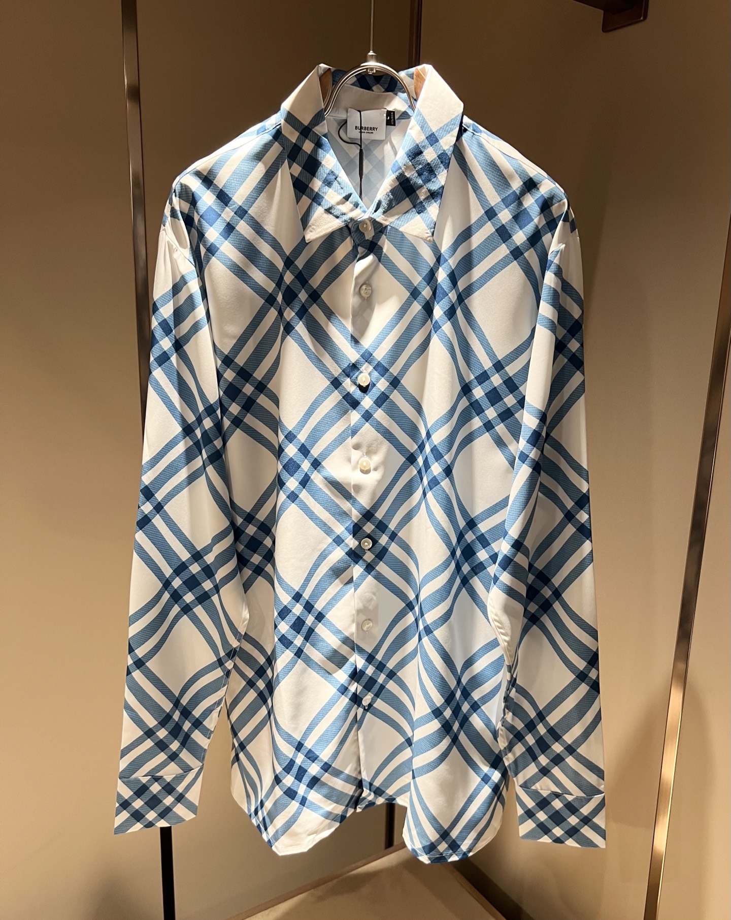 NO:490112,Bur*erry 2025 spring and summer new men's plaid shirt, the latest brand design elements!  Neither monotonous nor complicated, it shows taste just right!  Customized poplin cotton fabrics are available for customer!  Comfortable, sweat-absorbing and breathable, the unique high-end fabric presents a simple and elegant temperament!  Full three-dimensional! Standard cutting design!  Every detail is a synchronized with high-end fashion. Size: M-3XL, burberry, alexander wang19860909Bur*erry 巴*莉 2025春夏新款男士格子衬衣,品牌最新设计元素！既不单调也不复杂,恰到好处的展现品味！客供定制府绸棉面料！舒适吸汗透气根本不在话下,面料独具的高奢感呈现简约优雅气质！饱满立体!标准裁剪设计！每一处细节都是与高端时尚同步的体现.尺码:M-3XL,,burberry,alexander wang,Men's clothing