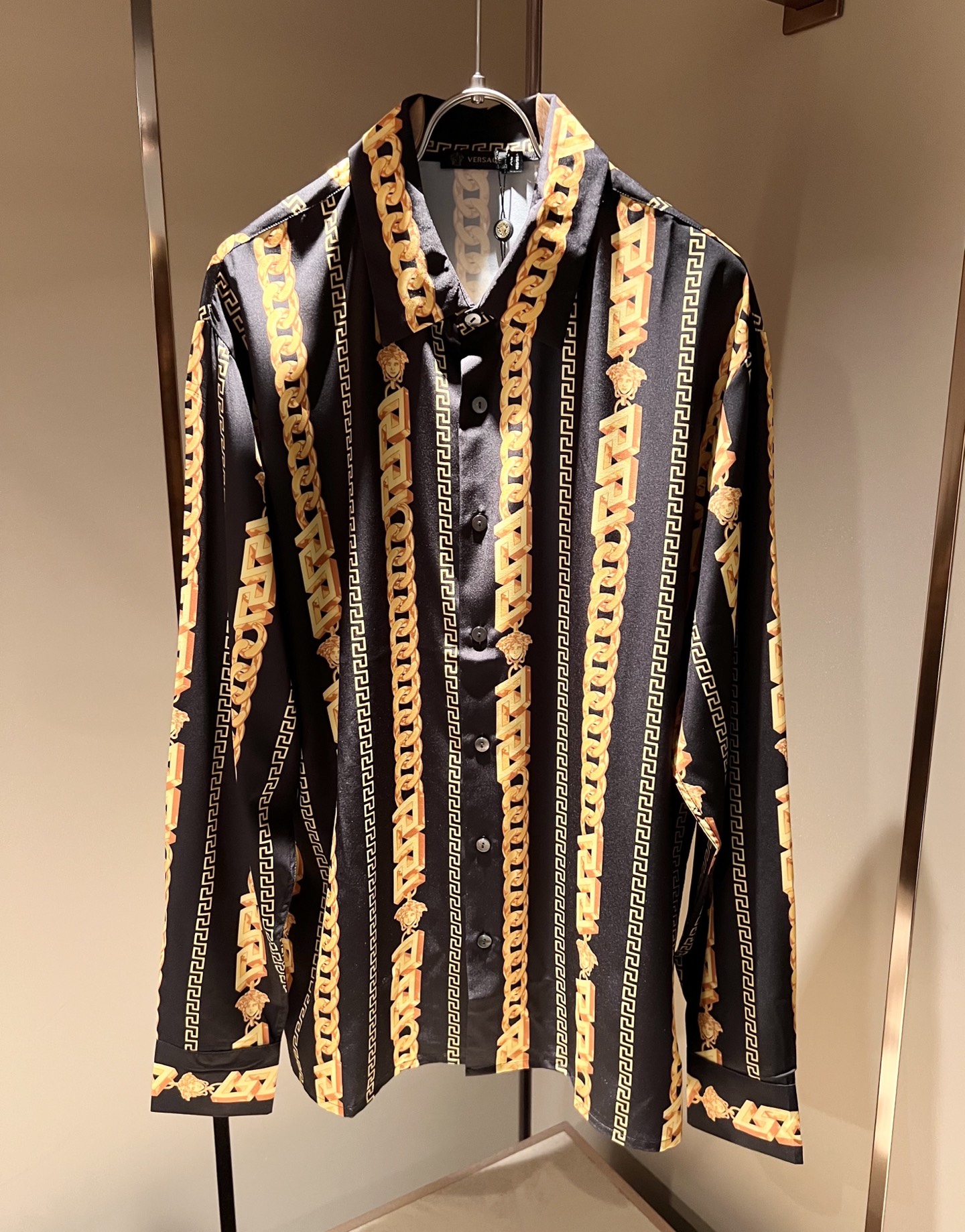 NO:490058,VERS*CE/Fan*zhe 2025 spring and summer new original single long-sleeved shirt, VERS*CE/Fan*zhe Trading Company Channel Product Value Recommendation, Panoramic Printed Letter Logo Pattern Decoration is exquisitely highlighted by the gradient effect!  The heavy craftsmanship is created with a strong sense of three-dimensionality, and only advanced German equipment can be made, highlighting the invincible visual luxury, with a very high craftsmanship level and a very important craftsmanship!  Customer-supplied imported poplin cotton fabric, excellent skin-friendly, extremely perfect details, impeccable, excellent upper body effect, very eye-catching, unquestionable, excellent return rate, excellent items in the closet to improve vision, are very handsome, whether they are worn inside or alone. Size M-3XL, versace, alexander wang19860909VERS*CE/范*哲 2025春夏新品原单长袖衬衣,VERS*CE/范*哲 贸易公司渠道 产品 值的推荐 ,全景印花字母logo图案装饰极为精致凸显渐变效果！重磅工艺打造,立体感极强,唯有德国先进设备方能制作,凸显了视觉无敌的震撼奢华,工艺水准极高,非常重工匠心！客供进口府绸棉面料,亲肤性绝佳,细节极致完美,无可挑剔,上身效果非常出色,非常招眼吸睛,回头率毋庸置疑,衣橱里改良视觉的绝佳单品,无论内搭还是单穿都爆帅十足.尺码M-3XL,,versace,alexander wang,Men's clothing