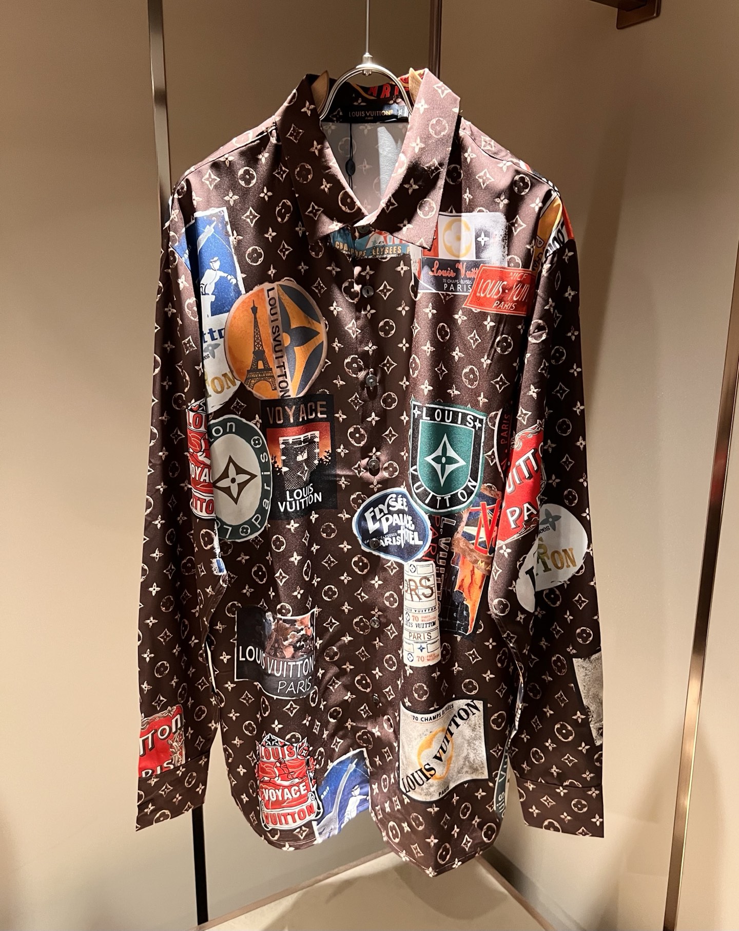 NO:490087,LouisVuitt*Louis*Deng 2025 Spring and Summer New Product Latest Crafts for Men and Women, The Lapel Shirt with Unique Ultra-Thin Silky Silky Touch!  !  Panoramic logo pattern printing design!  Represents the brand image, simple and comfortable style, high-end customized original exclusive poplin cotton fabric!  The solid color series is a favorite style for everyone, and the simple styles are more diverse when worn. The seemingly simple styles are actually more time-consuming, light and breathable in fabrics and craftsmanship production, silky and slick, and stylish cut styles. Simple plain-colored small pointed-collar men's shirts, shirts that every man should buy!  Size M-3XL, louis vuitton,louis vuitton,shirts,alexander wang19860909LouisVuitt*路易*登 2025春夏新品最新工艺男女同款翻领衬衣,独一无二超薄丝滑触感！！全景logo图案印花设计！代表品牌形象 简洁舒适的款式,高端定制原版专属府绸棉面料 ！纯色系列更是大家非常喜爱款,简约的款式穿搭起来更加的多样化.看似简单的款式,其实在面料以及工艺制作上更费时速干轻薄透气,丝滑冰爽,裁剪时尚版型,简约式素色小尖领男士衬衣,每一个男士都应该入手的衬衫！尺码M-3XL,,louis vuitton,louis vuitton,shirts,alexander wang,Men's clothing