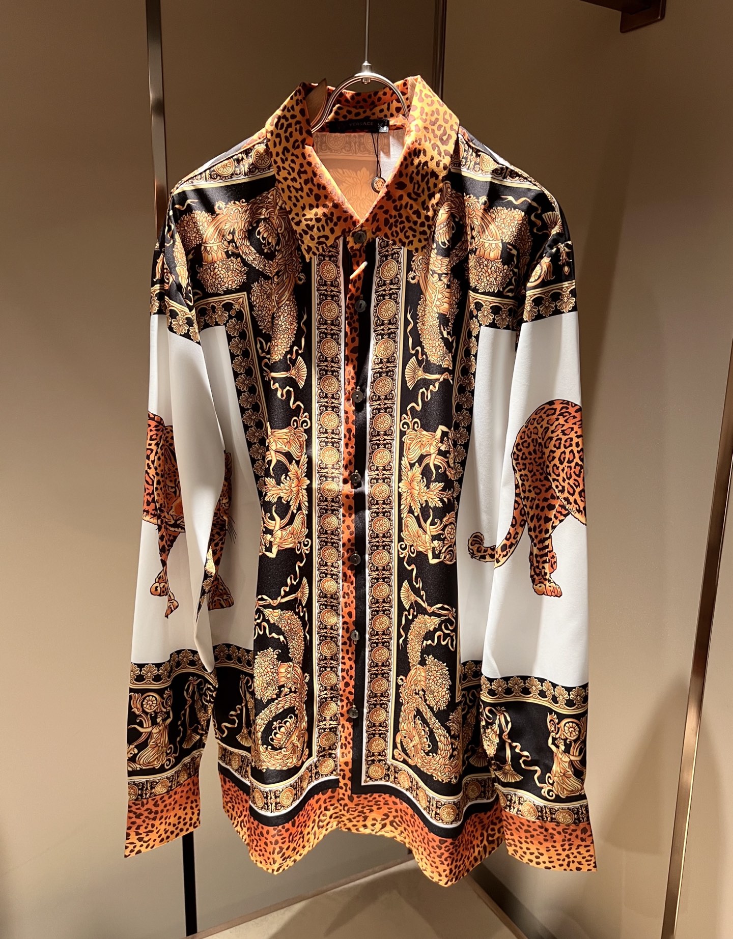 NO:487834,VERS*CE/Fan*zhe 2025 spring and summer new original single long-sleeved shirt, VERS*CE/Fan*zhe Trading Company Channel Product Value Recommendation, Panoramic Printed Letter Logo Pattern Decoration is exquisitely highlighted by the gradient effect!  The heavy craftsmanship is created with a strong three-dimensional sense, and only advanced German equipment can produce it, highlighting the invincible visual luxury, with a very high craftsmanship level and a very important craftsmanship!  Customer-supplied imported poplin cotton fabric, excellent skin-friendly, extremely perfect details, impeccable, excellent upper body effect, very eye-catching, unquestionable, excellent return rate, excellent items in the closet to improve vision, are very handsome, whether they are worn inside or alone. Size M-3XL, versace, alexander wang19860909VERS*CE/范*哲 2025春夏新品原单长袖衬衣,VERS*CE/范*哲 贸易公司渠道 产品 值的推荐 ,全景印花字母logo图案装饰极为精致凸显渐变效果！重磅工艺打造,立体感极强,唯有德国先进设备方能制作,凸显了视觉无敌的震撼奢华,工艺水准极高,非常重工匠心！客供进口府绸棉面料,亲肤性绝佳,细节极致完美,无可挑剔,上身效果非常出色,非常招眼吸睛,回头率毋庸置疑,衣橱里改良视觉的绝佳单品,无论内搭还是单穿都爆帅十足.尺码M-3XL,,versace,alexander wang,Men's clothing