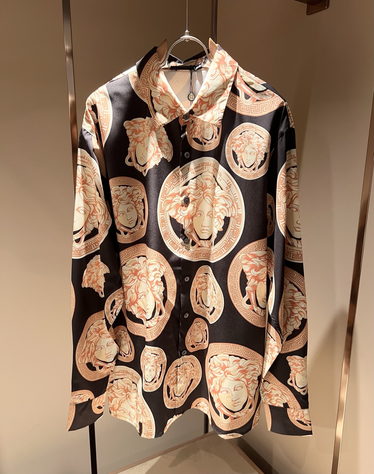 NO:487786,VERS*CE/Fan*zhe 2025 spring and summer new original single long-sleeved shirt, VERS*CE/Fan*zhe Trading Company Channel Product Value Recommendation, Panoramic Printed Letter Logo Pattern Decoration is exquisitely highlighted by the gradient effect!  The heavy craftsmanship is created with a strong sense of three-dimensionality, and only advanced German equipment can be made, highlighting the invincible visual luxury, with a very high craftsmanship level and a very important craftsmanship!  Customer-supplied imported poplin cotton fabric, excellent skin-friendly, extremely perfect details, impeccable, excellent upper body effect, very eye-catching, unquestionable, excellent return rate, excellent items in the closet to improve vision, are very handsome, whether they are worn inside or alone. Size M-3XL, versace, alexander wang19860909VERS*CE/范*哲 2025春夏新品原单长袖衬衣,VERS*CE/范*哲 贸易公司渠道 产品 值的推荐 ,全景印花字母logo图案装饰极为精致凸显渐变效果！重磅工艺打造,立体感极强,唯有德国先进设备方能制作,凸显了视觉无敌的震撼奢华,工艺水准极高,非常重工匠心！客供进口府绸棉面料,亲肤性绝佳,细节极致完美,无可挑剔,上身效果非常出色,非常招眼吸睛,回头率毋庸置疑,衣橱里改良视觉的绝佳单品,无论内搭还是单穿都爆帅十足.尺码M-3XL,,versace,alexander wang,Men's clothing