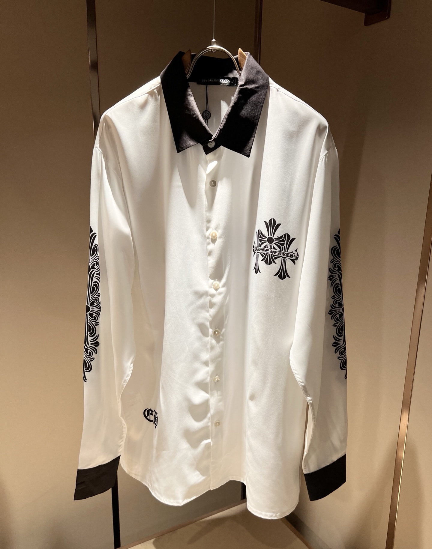 NO:490098,Chrome hear*s Ke*xin 2025 spring and summer new men's shirt, classic silver jewelry accessories series!  The same style of men and women, a casual pants that you recognize from the bottom of your heart, and over time, it makes you more rare. The trendy high street king is the trendy brand Chrome hear*s Ke*xin. To be honest, wearing Croxin is very fashionable. If you match denim together, it will be fashionable and there is nothing to say about the streets. Made of custom-made original poplin cotton, the fabric feels great. This kind of comfort feels really not picky on the body. The casual and chic taste is particularly good, which enhances the sense of fashion and appearance. And such pants are particularly easy to match with various types of shoes. Where is the recognition? Leather logo matching design!  Customized by heavy industry!  Strong, not easy to wear, and the details are very well-established. Size M-3XL, chrome hearts, chrome hearts, alexander wang19860909Chrome hear*s克*心 2025春夏新款男士衬衣,经典银饰辅料系列！男女同款一款让你从心底认可的休闲裤,并且经过时间的推移而让你更加珍稀,潮流的高街之王,那就是潮牌chrome hear*s克*心,穿克罗心的实话讲很潮了,如果连牛仔也一起搭配,那就是潮爆了,潮爆街头没话说.定制原版府绸棉材质制成,面料手感一绝,这种舒适感穿在身上,上身真心不挑人,休闲潇洒的味道特别足,提升时尚感和颜值,并且这样的裤型特别好搭配各种类型的鞋子.辨识度就在哪里,皮革logo搭配设计！重工定制！韧性足,不易磨损,细节工艺非常到位.尺码M-3XL,,chrome hearts,chrome hearts,alexander wang,Men's clothing