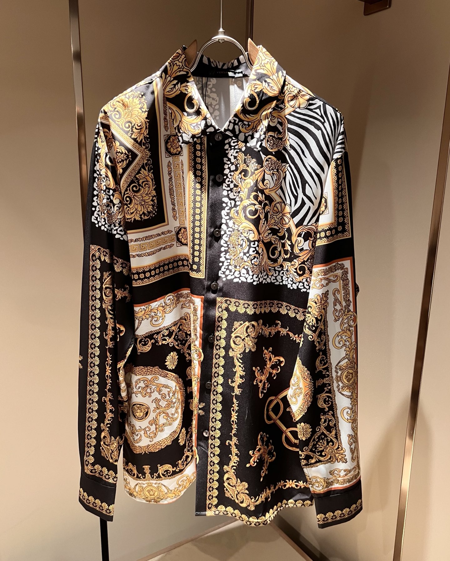 NO:487800,VERS*CE/Fan*zhe 2025 spring and summer new original single long-sleeved shirt, VERS*CE/Fan*zhe Trading Company Channel Product Value Recommendation, Panoramic Printed Letter Logo Pattern Decoration is exquisitely highlighted by the gradient effect!  The heavy craftsmanship is created with a strong sense of three-dimensionality, and only advanced German equipment can be made, highlighting the invincible visual luxury, with a very high craftsmanship level and a very important craftsmanship!  Customer-supplied imported poplin cotton fabric, excellent skin-friendly, extremely perfect details, impeccable, excellent upper body effect, very eye-catching, unquestionable, excellent return rate, excellent items in the closet to improve vision, are very handsome, whether they are worn inside or alone. Size M-3XL, versace, alexander wang19860909VERS*CE/范*哲 2025春夏新品原单长袖衬衣,VERS*CE/范*哲 贸易公司渠道 产品 值的推荐 ,全景印花字母logo图案装饰极为精致凸显渐变效果！重磅工艺打造,立体感极强,唯有德国先进设备方能制作,凸显了视觉无敌的震撼奢华,工艺水准极高,非常重工匠心！客供进口府绸棉面料,亲肤性绝佳,细节极致完美,无可挑剔,上身效果非常出色,非常招眼吸睛,回头率毋庸置疑,衣橱里改良视觉的绝佳单品,无论内搭还是单穿都爆帅十足.尺码M-3XL,,versace,alexander wang,Men's clothing