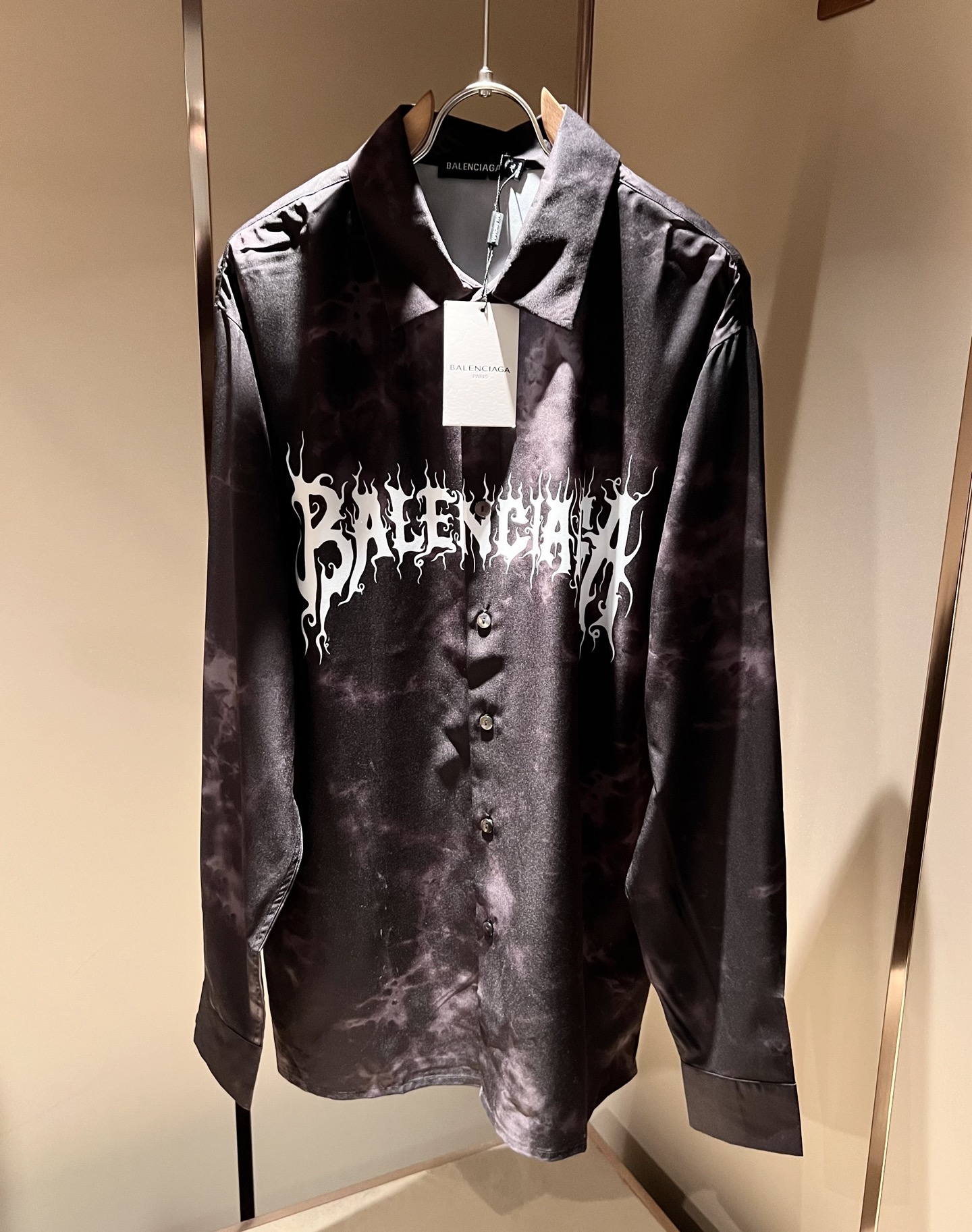 NO:490076,BALENCI*GA Paris* Home 2025 Spring and Summer New Men's and Women's Same Shirts, Fashionable and Casual Short-Sleeve Shirts, Chest-Login Printing Design!  The most designed and selected poplin cotton fabric is soft and skin-friendly, comfortable and breathable, and you can’t picky about it. The real thing will definitely make you love it!  Loose, small, shoulder-dead round neck cut, genderless couple mixed styles, opening up a new fashion charm!  Differentiate the market version of the high-end custom series!  Size M-3XL, balenciaga, T-shirt, alexander wang19860909BALENCI*GA巴黎*家 2025春夏新款男女同款衬衣,走秀图案印花时尚休闲短袖衬衣,胸前logo印花设计！极具设计精选客供府绸棉面料,手感柔软亲肤,着身舒适透气性都无法挑剔,实物绝对会让你爱不释手！宽松小落肩的圆领版型裁剪,无性别主义的情侣混穿款式,打开全新的时装新韵味！区别市场版本高定系列！尺码M-3XL,,balenciaga,T-shirt,alexander wang,Men's clothing